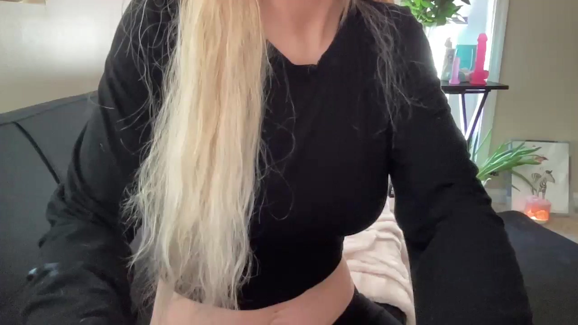 Gallery image thumbnail from Lalalallal's myfreecams stream on, 05/08/2024, 16:48 image 14 of 20