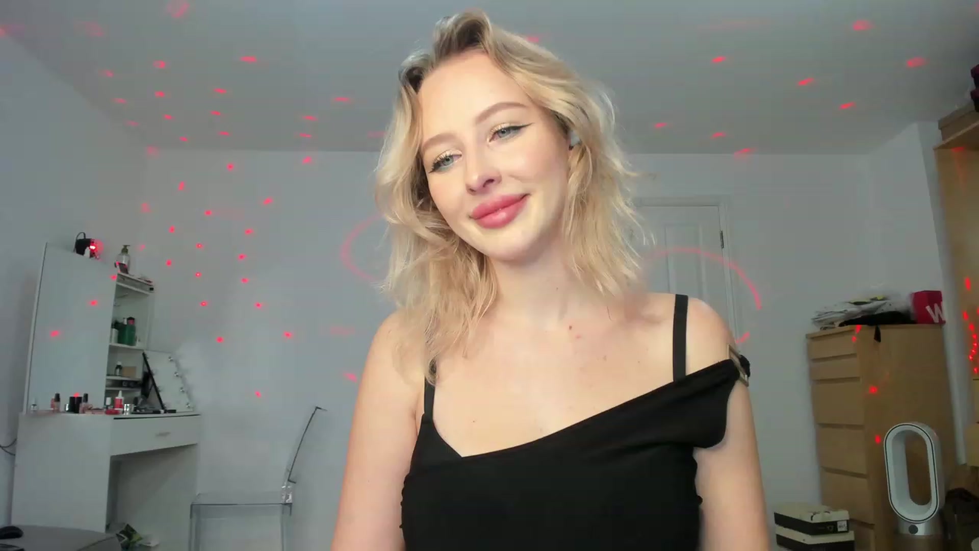 Gallery image thumbnail from Lamantina's myfreecams stream on, 02/12/2024, 24:01 image 4 of 20