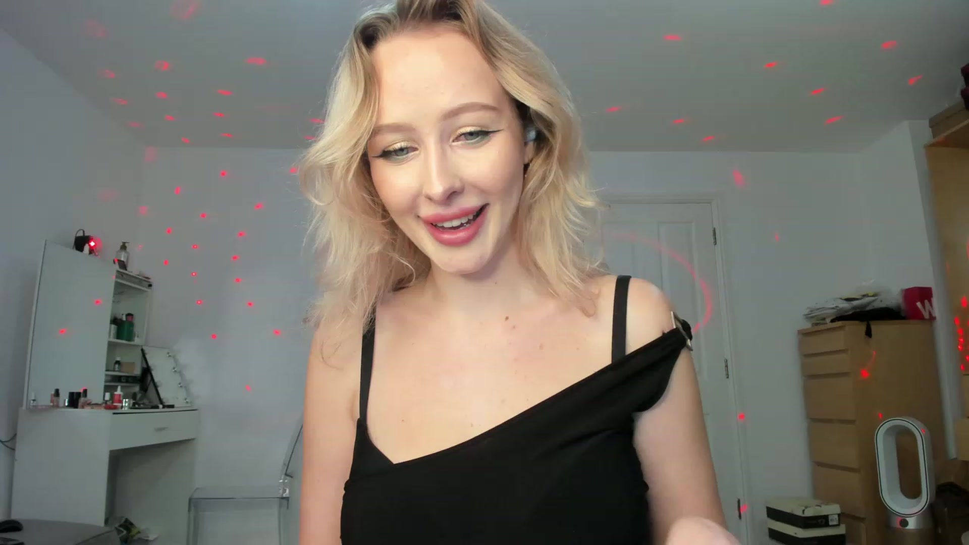 Gallery image thumbnail from Lamantina's myfreecams stream on, 02/12/2024, 24:01 image 3 of 20