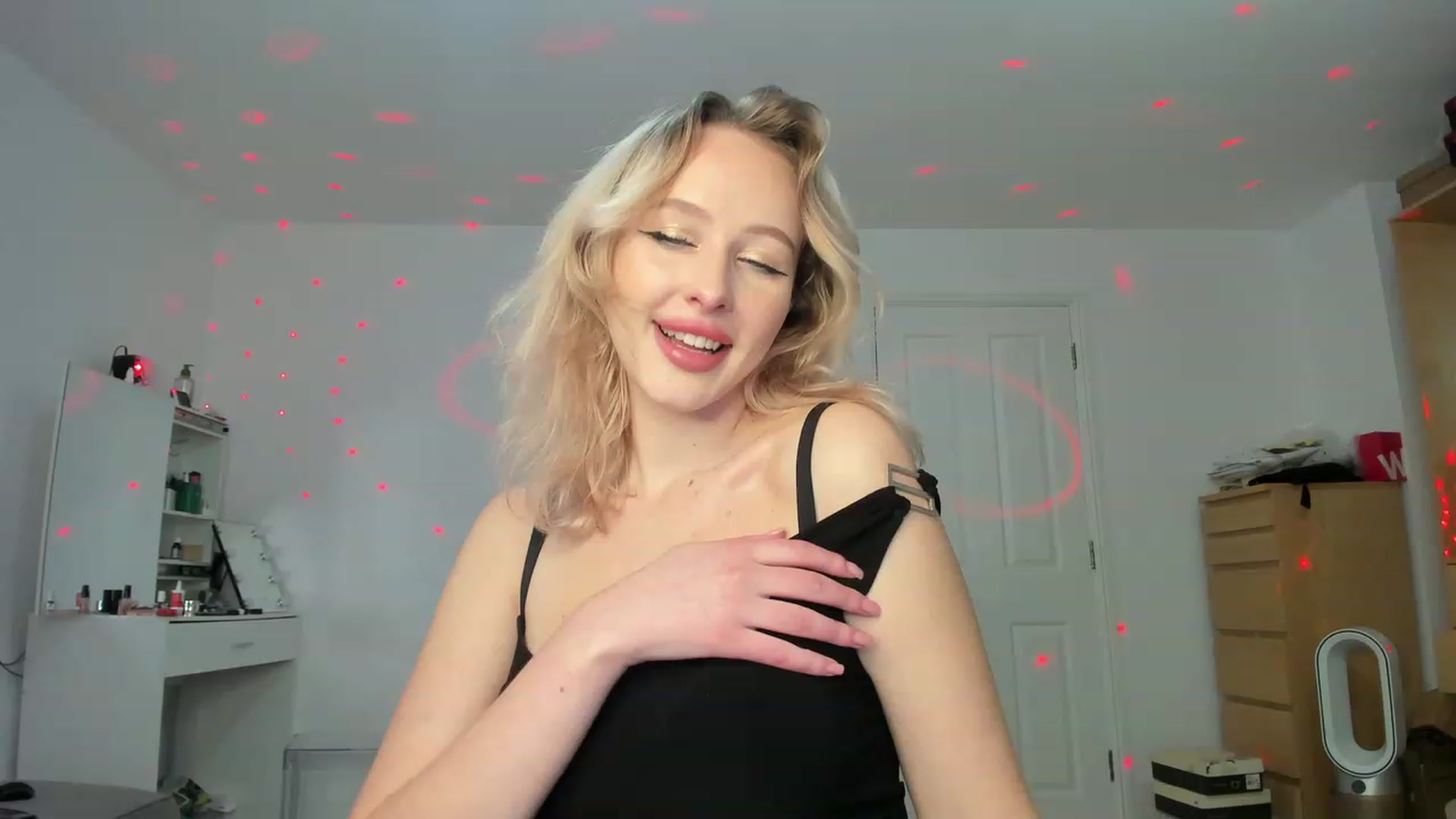 Gallery image thumbnail from Lamantina's myfreecams stream on, 02/12/2024, 24:01 image 5 of 20