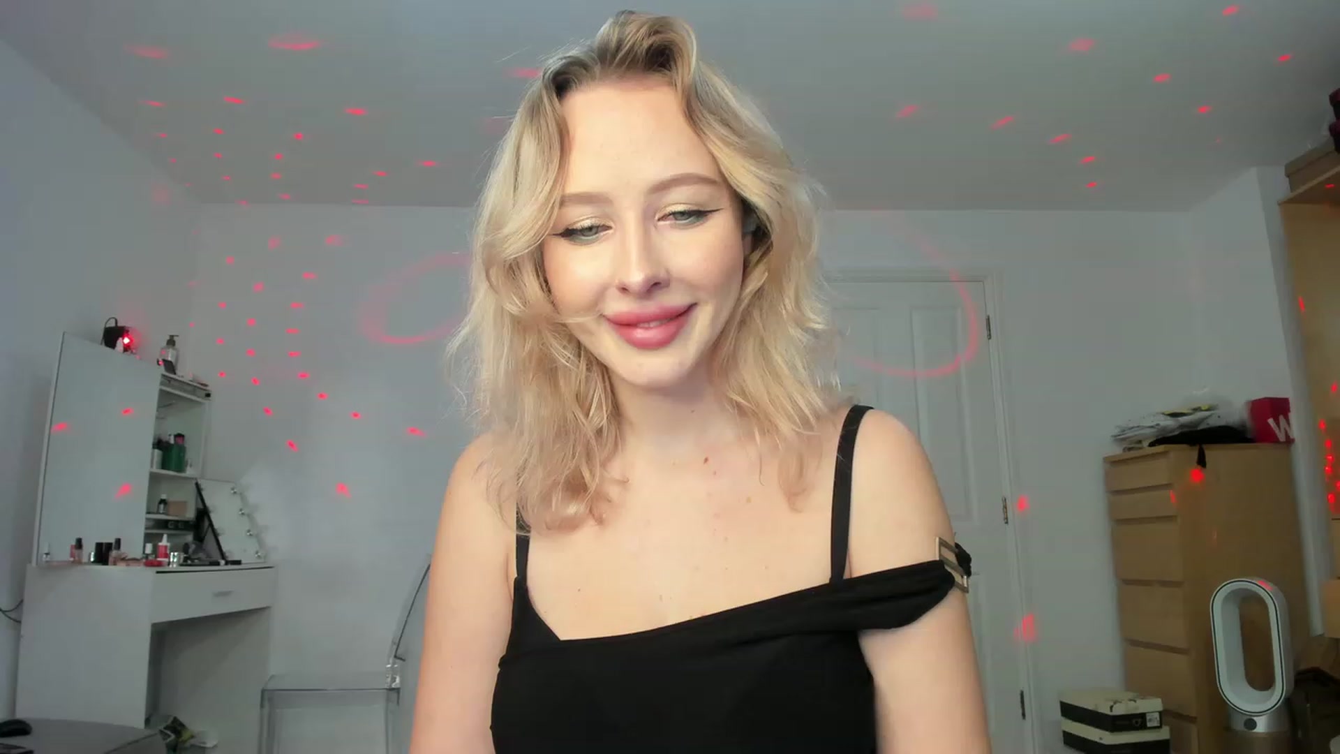 Gallery image thumbnail from Lamantina's myfreecams stream on, 02/12/2024, 24:01 image 6 of 20