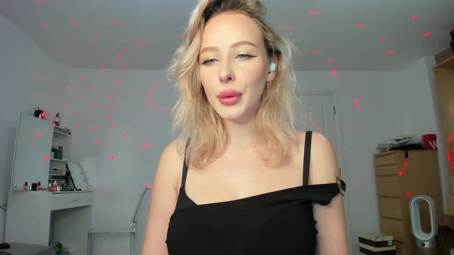 Gallery image thumbnail from Lamantina's myfreecams stream on, 02/12/2024, 24:01 image 9 of 20