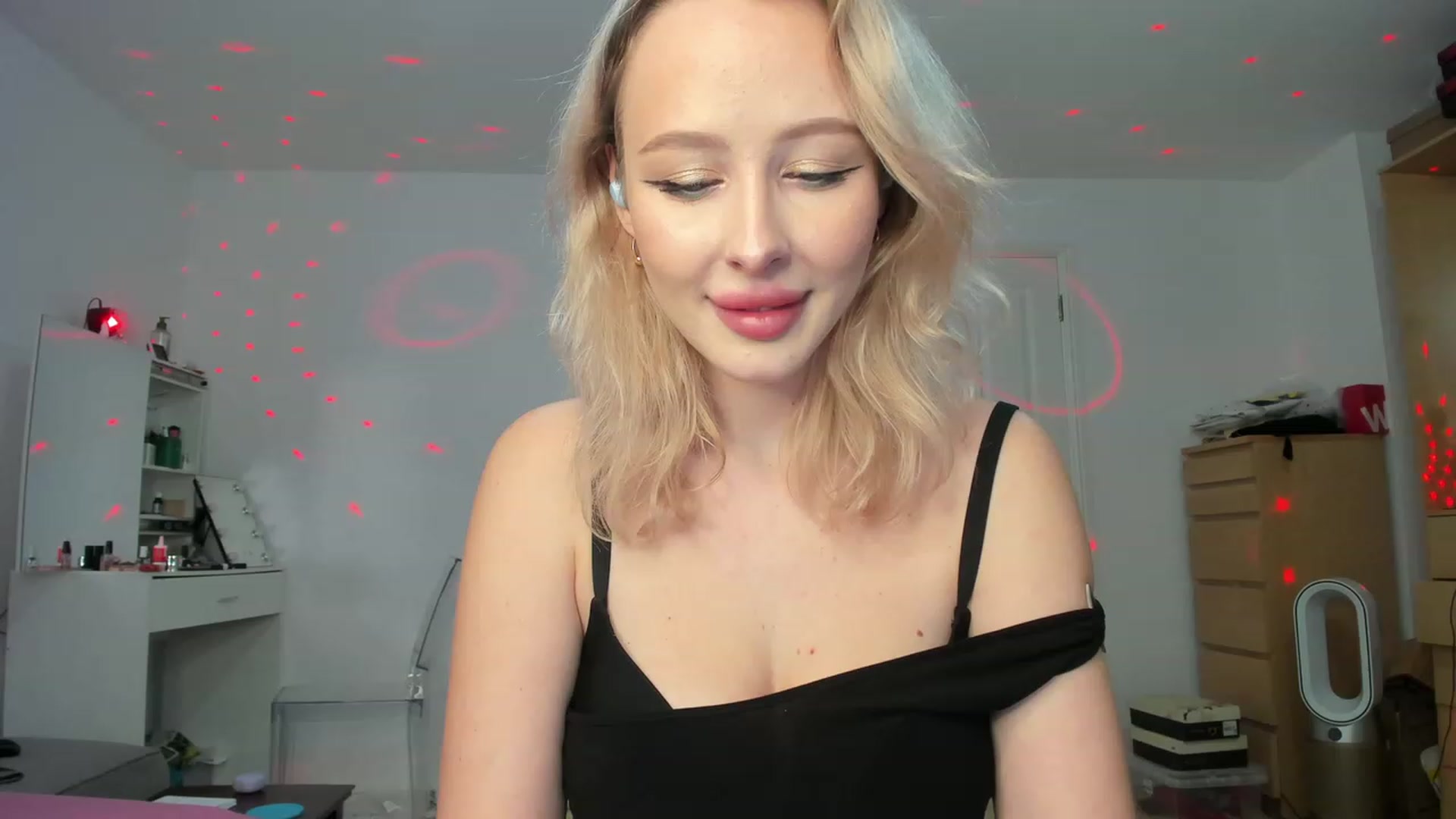 Gallery image thumbnail from Lamantina's myfreecams stream on, 02/12/2024, 24:01 image 15 of 20