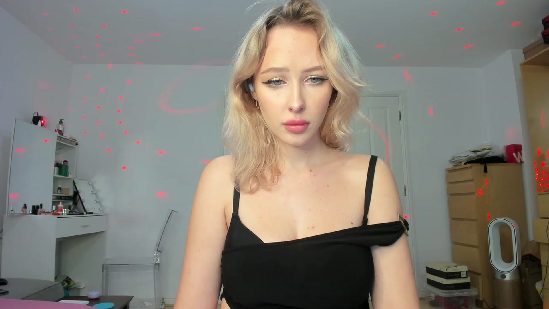 Gallery image thumbnail from Lamantina's myfreecams stream on, 02/12/2024, 24:01 image 18 of 20