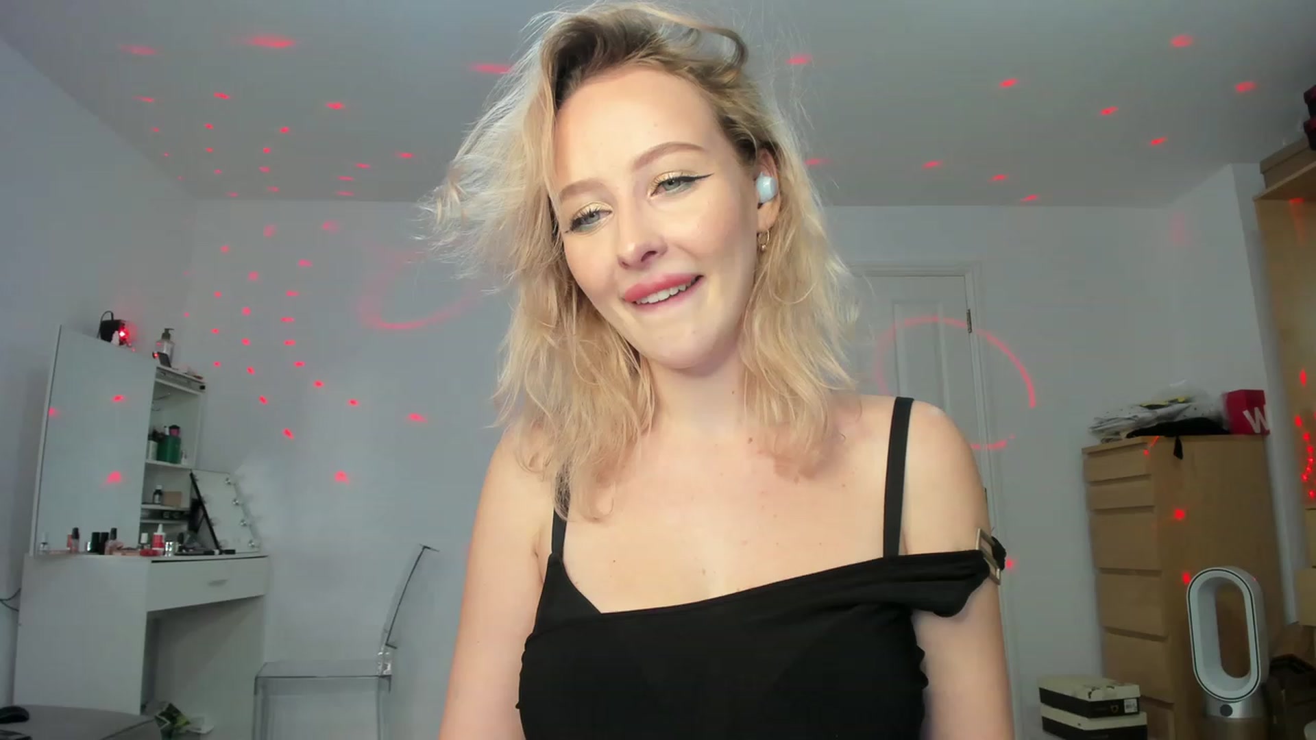 Gallery image thumbnail from Lamantina's myfreecams stream on, 02/12/2024, 24:01 image 8 of 20