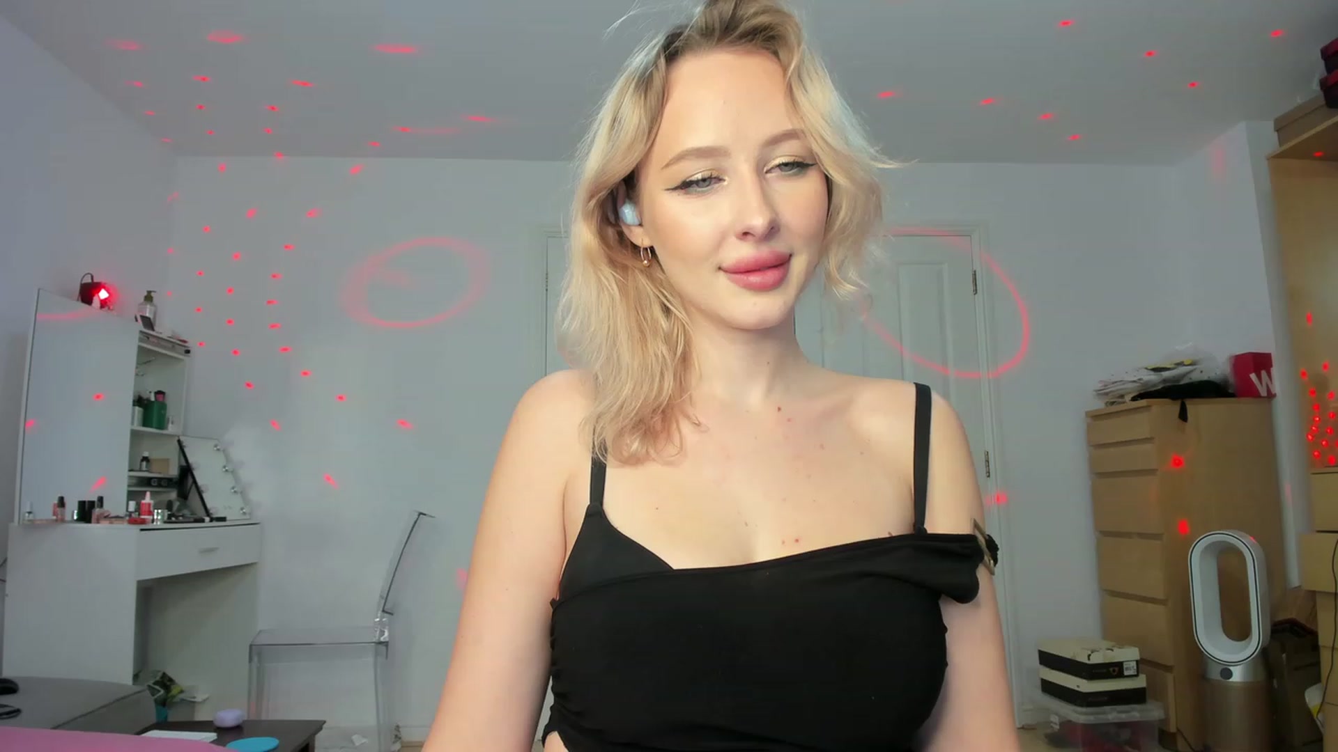 Gallery image thumbnail from Lamantina's myfreecams stream on, 02/12/2024, 24:01 image 17 of 20