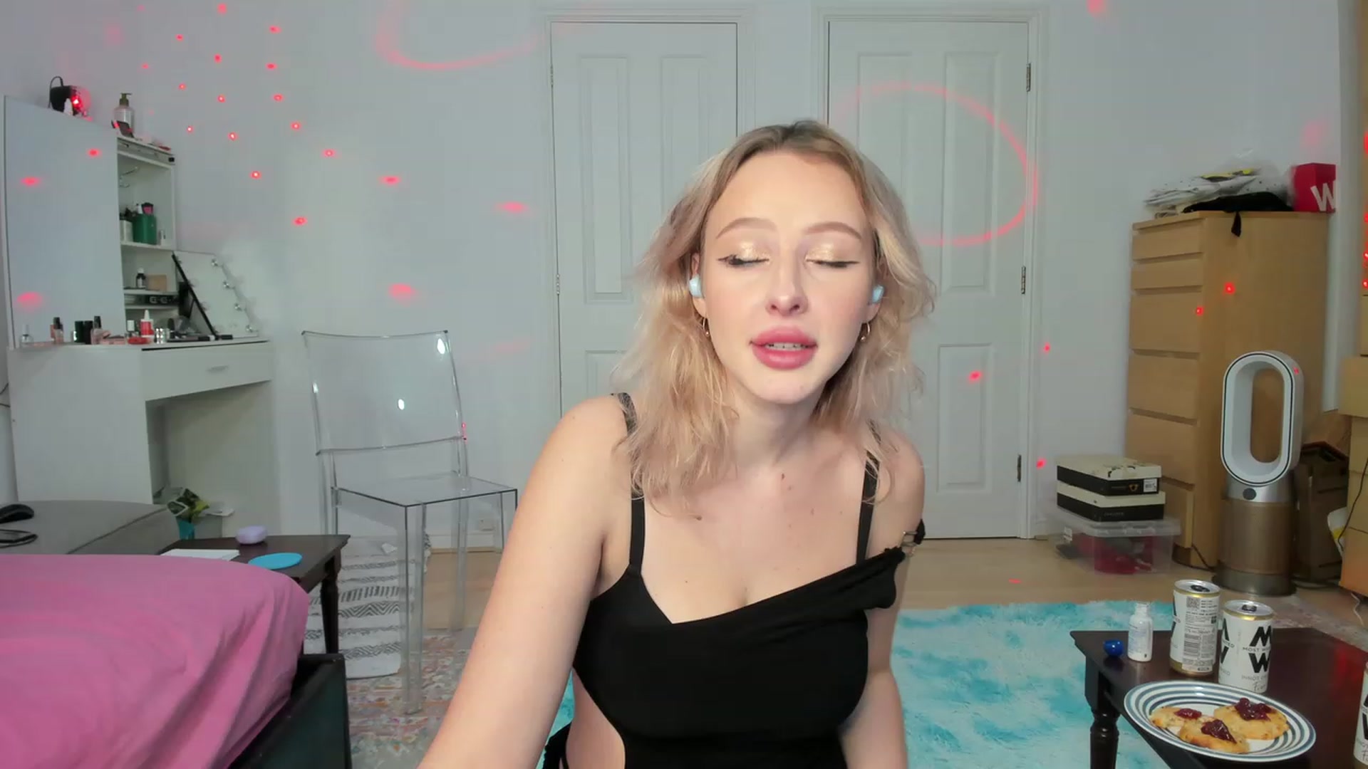 Gallery image thumbnail from Lamantina's myfreecams stream on, 02/12/2024, 24:48 image 11 of 20