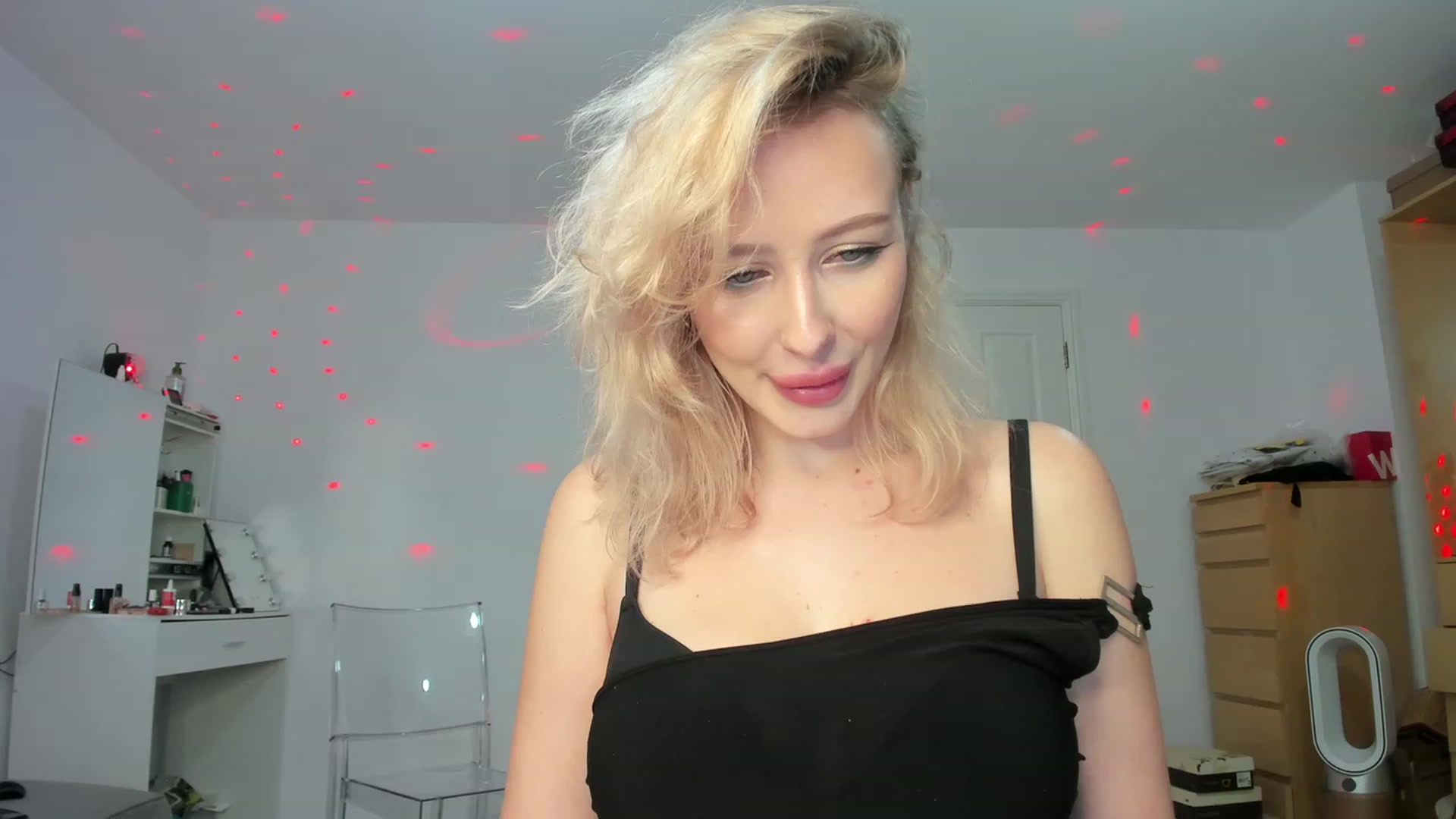 Gallery image thumbnail from Lamantina's myfreecams stream on, 02/12/2024, 24:48 image 10 of 20