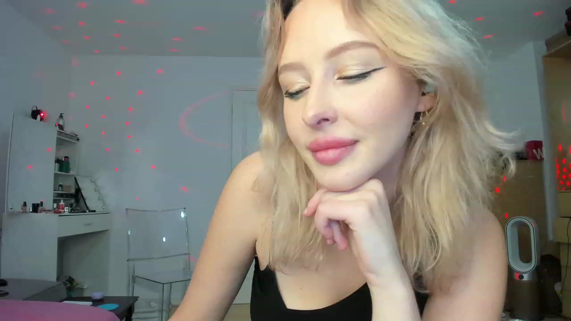 Gallery image thumbnail from Lamantina's myfreecams stream on, 02/12/2024, 24:48 image 14 of 20