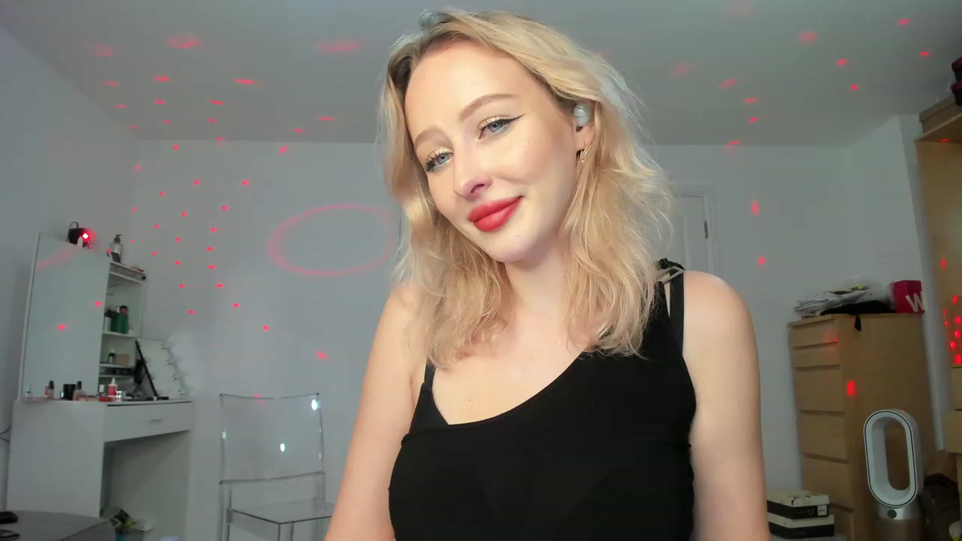 Gallery image thumbnail from Lamantina's myfreecams stream on, 02/12/2024, 24:48 image 16 of 20