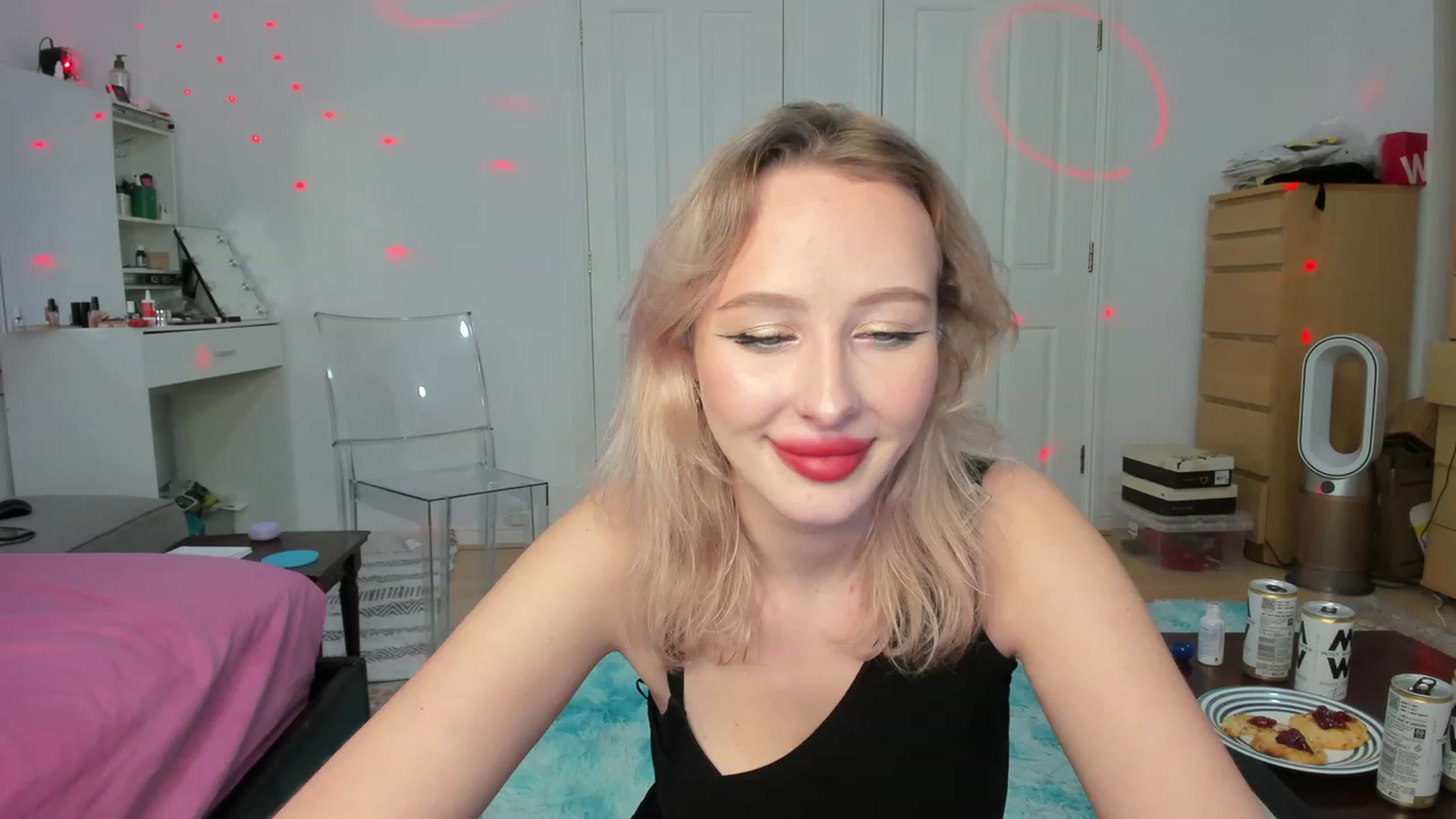 Gallery image thumbnail from Lamantina's myfreecams stream on, 02/12/2024, 24:48 image 15 of 20