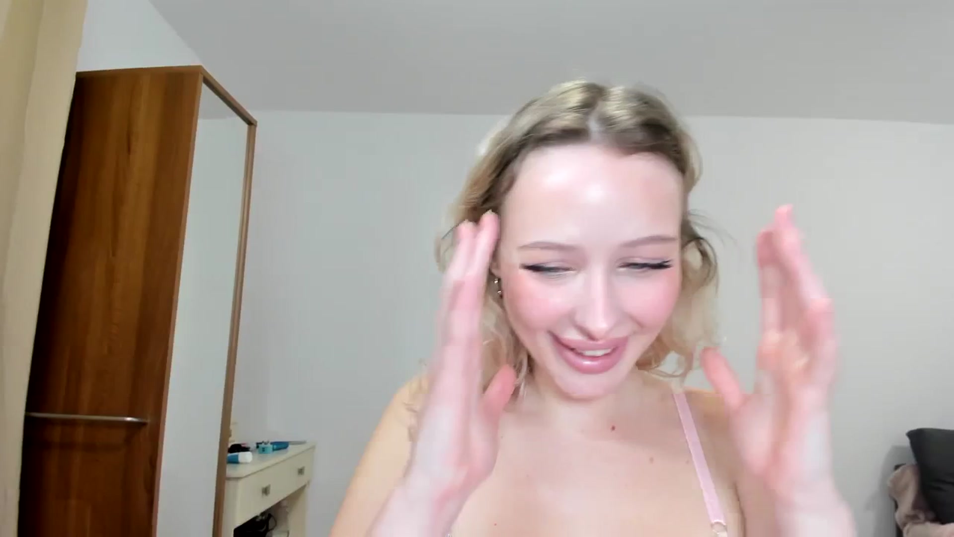 Gallery image thumbnail from Lamantina's myfreecams stream on, 03/19/2024, 02:10 image 16 of 20