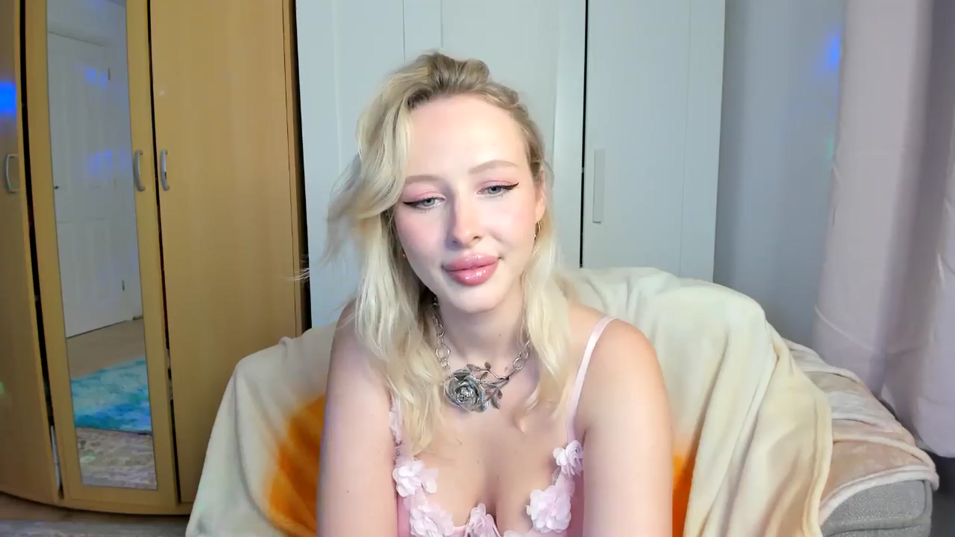 Gallery image thumbnail from Lamantina's myfreecams stream on, 08/10/2024, 21:58 image 11 of 20