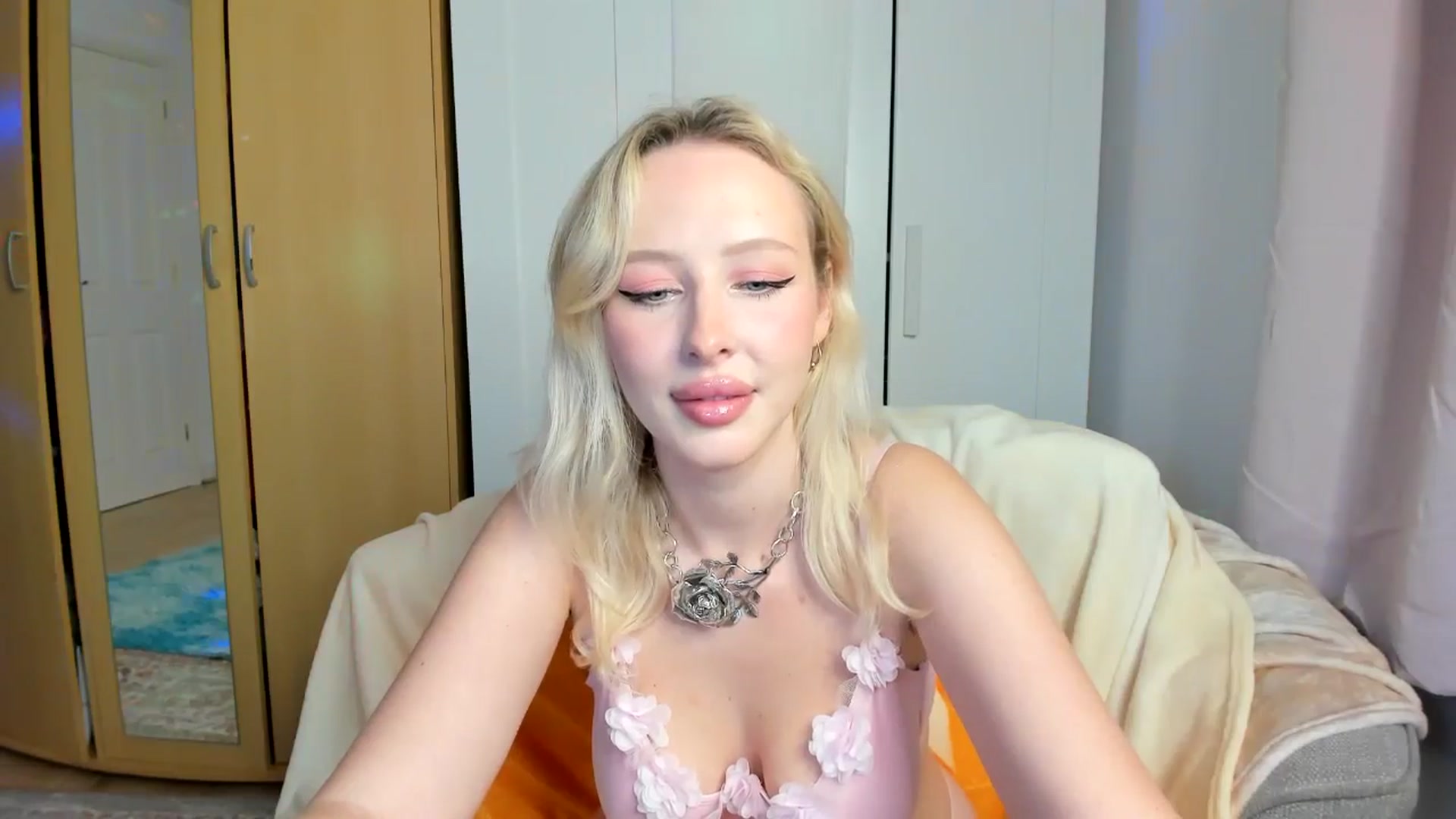 Gallery image thumbnail from Lamantina's myfreecams stream on, 08/10/2024, 21:58 image 18 of 20