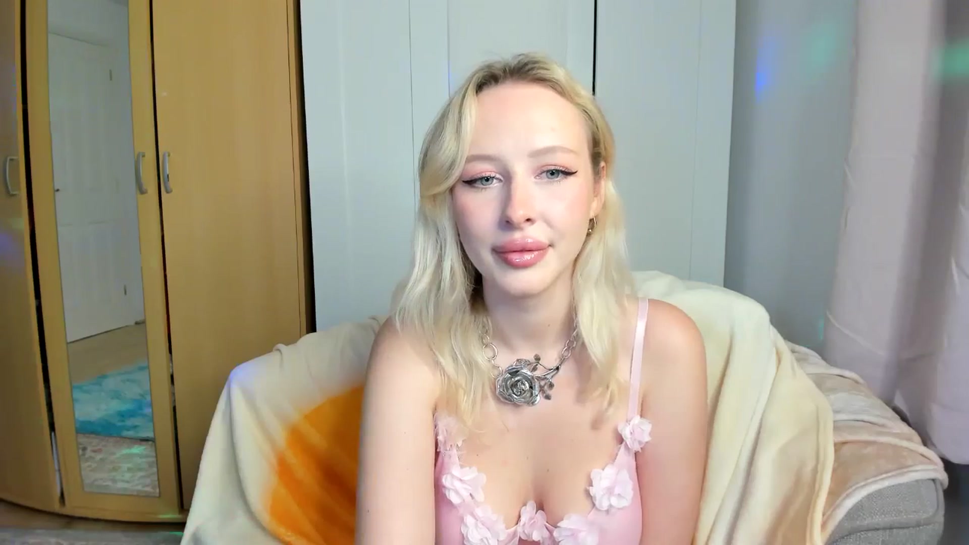 Gallery image thumbnail from Lamantina's myfreecams stream on, 08/10/2024, 21:58 image 15 of 20