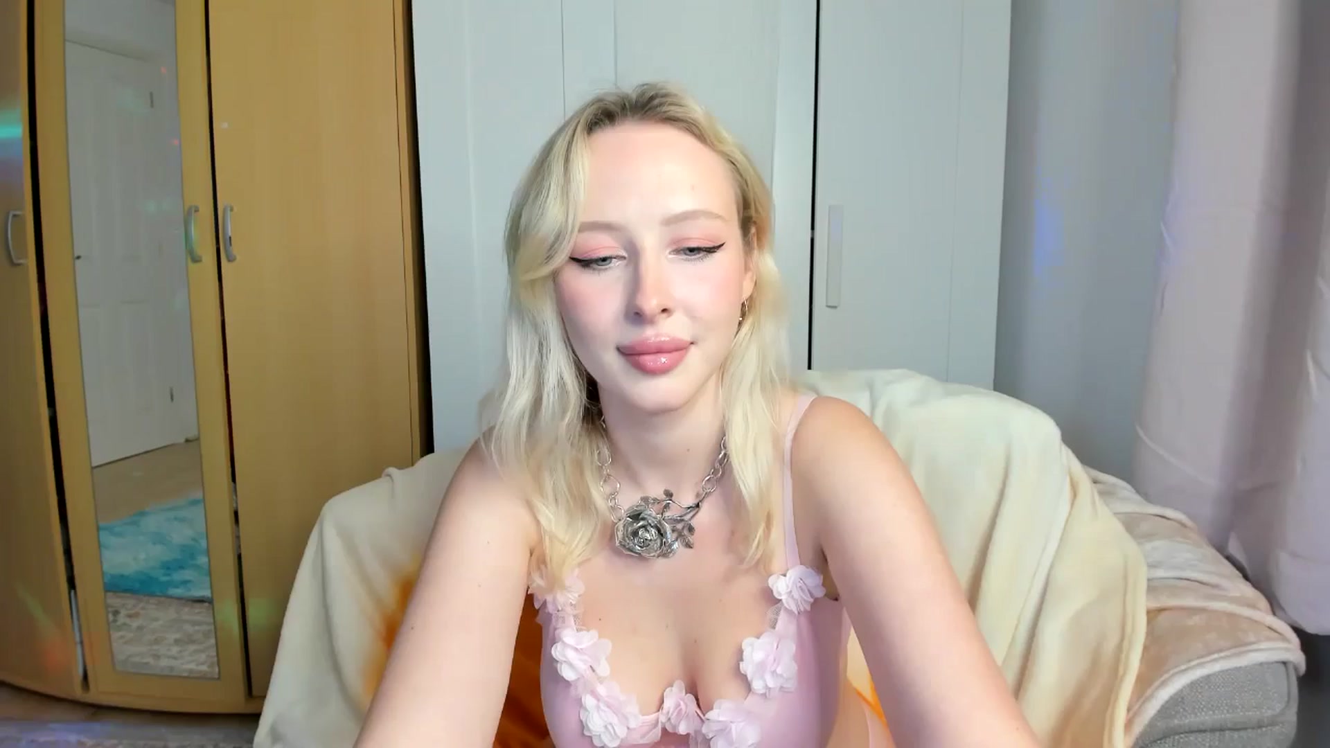 Gallery image thumbnail from Lamantina's myfreecams stream on, 08/10/2024, 21:58 image 19 of 20