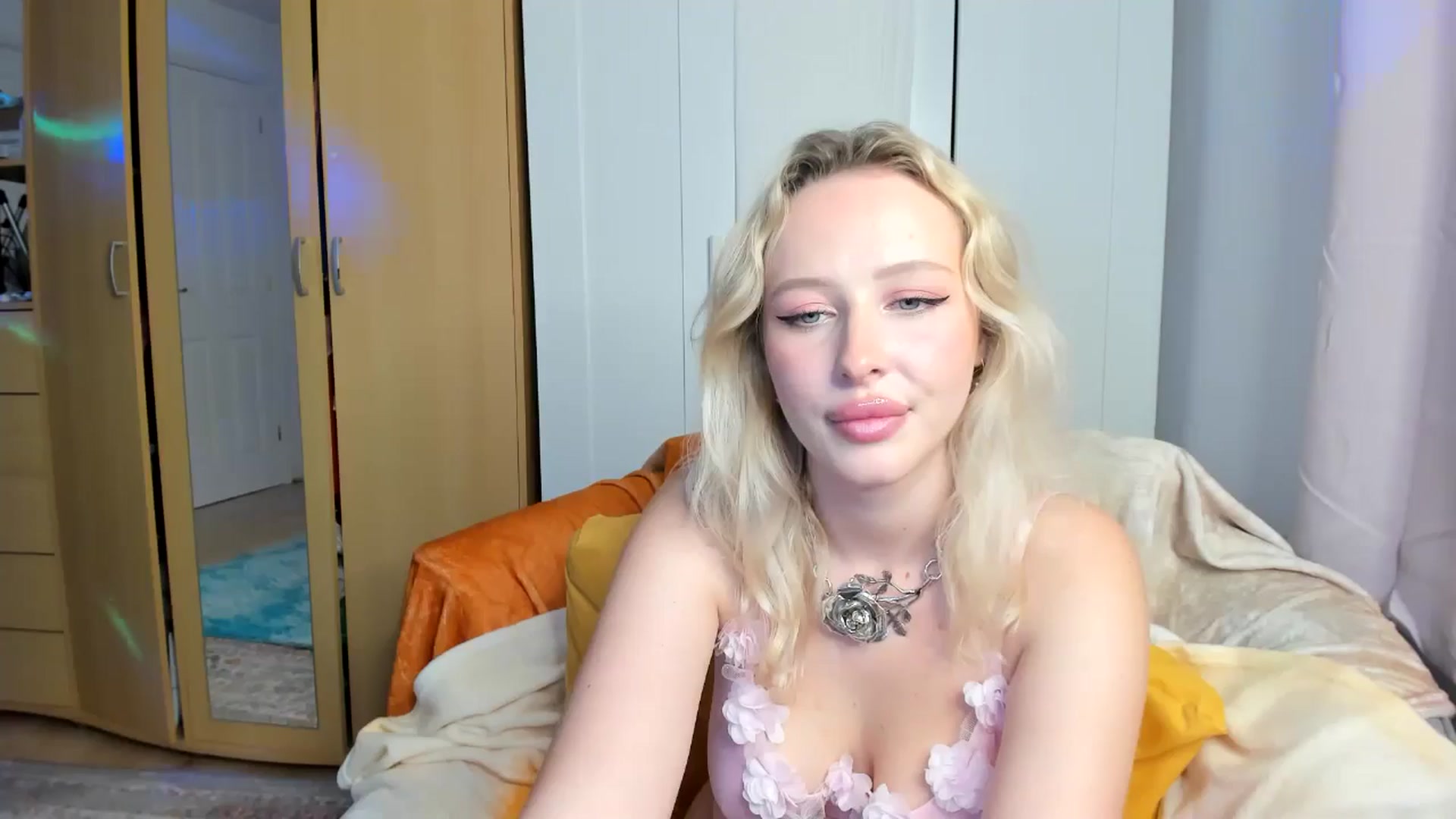 Gallery image thumbnail from Lamantina's myfreecams stream on, 08/10/2024, 23:59 image 2 of 20