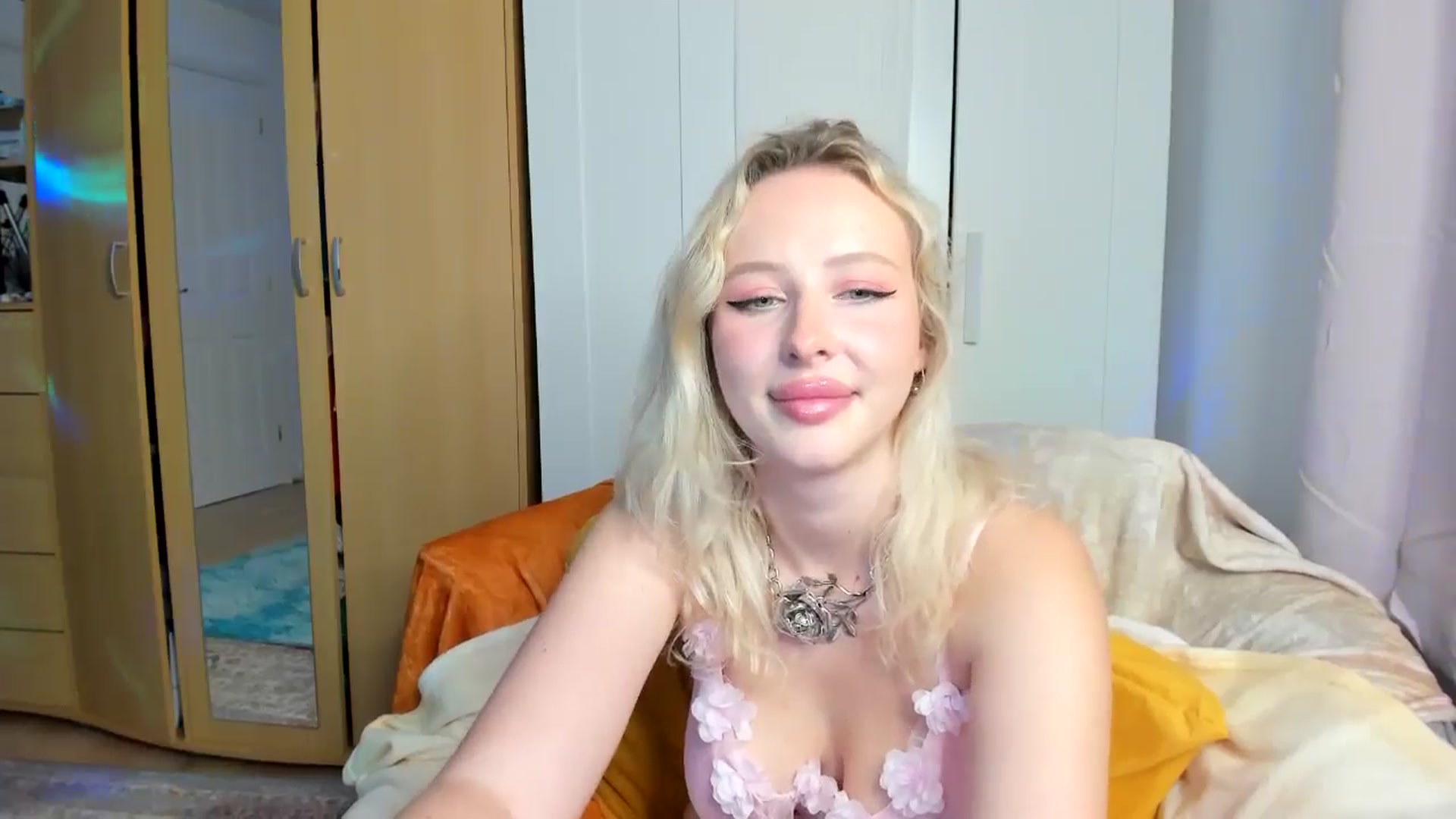 Gallery image thumbnail from Lamantina's myfreecams stream on, 08/10/2024, 23:59 image 14 of 20