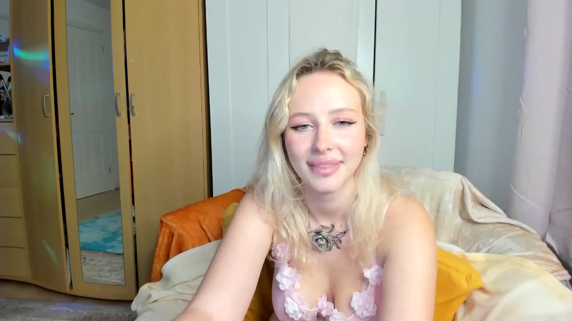 Gallery image thumbnail from Lamantina's myfreecams stream on, 08/10/2024, 23:59 image 15 of 20