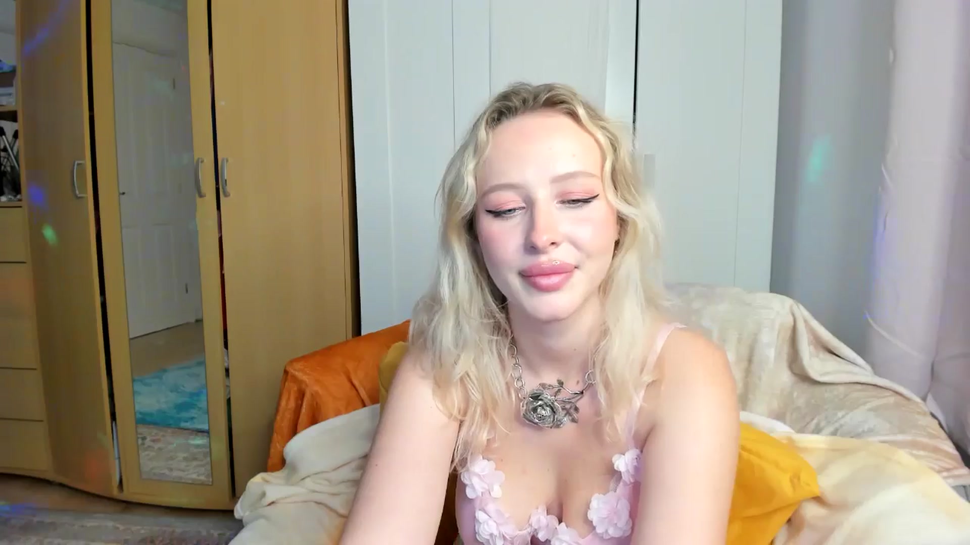 Gallery image thumbnail from Lamantina's myfreecams stream on, 08/10/2024, 23:59 image 10 of 20