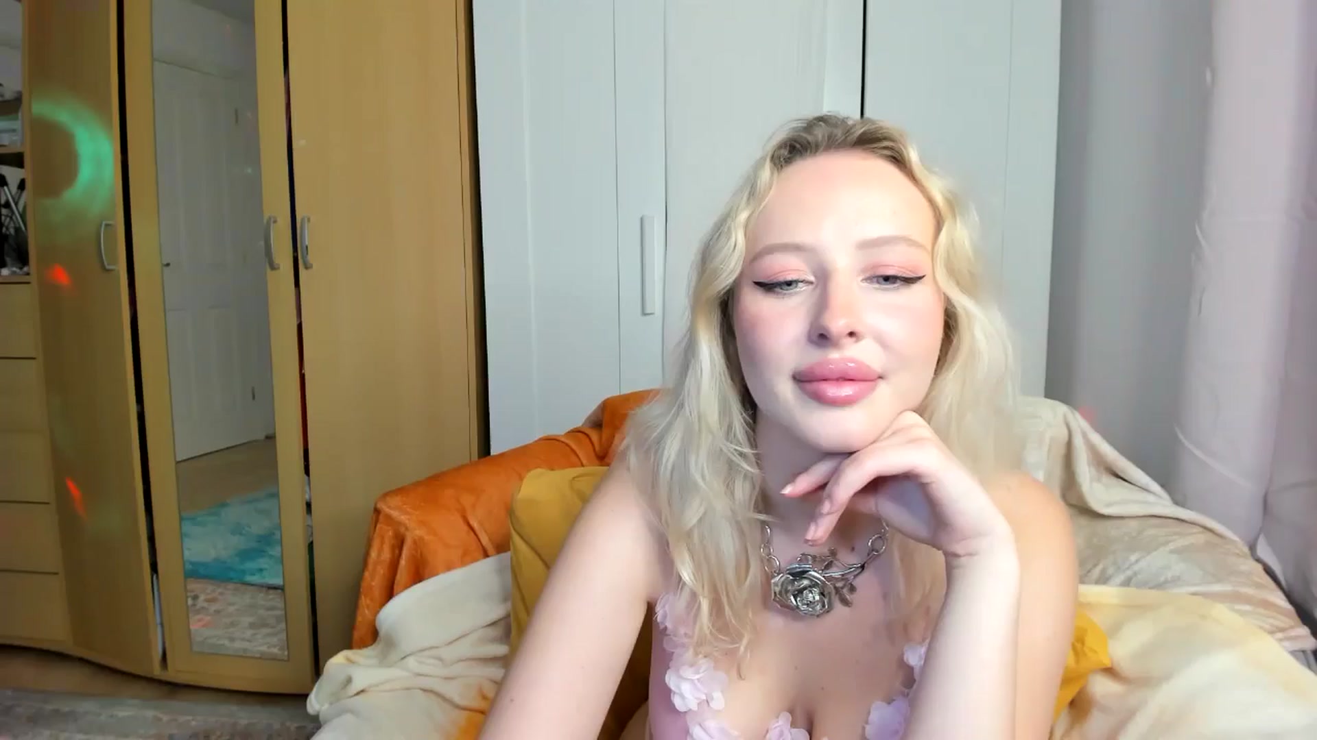 Gallery image thumbnail from Lamantina's myfreecams stream on, 08/10/2024, 23:59 image 5 of 20