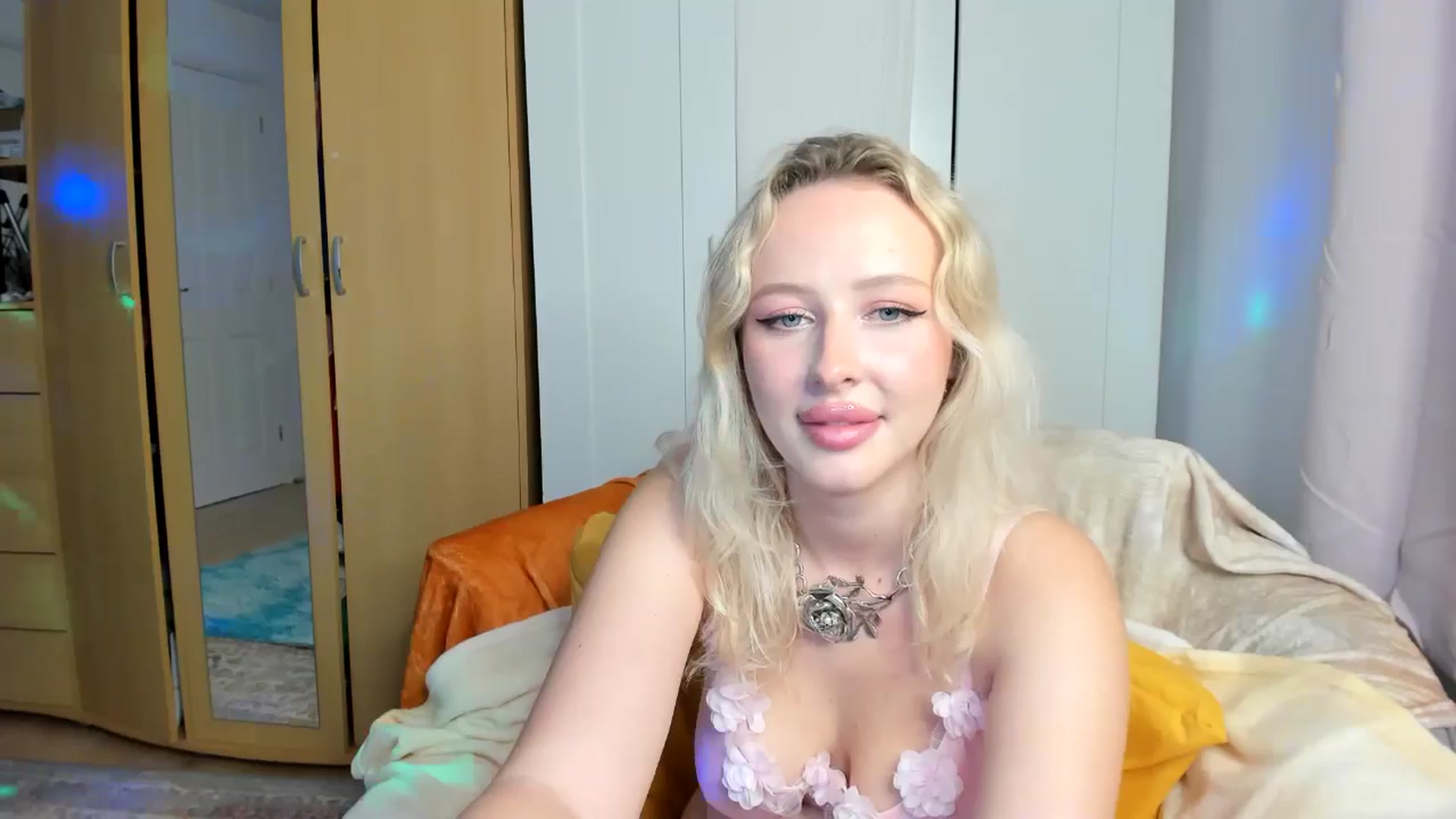 Gallery image thumbnail from Lamantina's myfreecams stream on, 08/10/2024, 23:59 image 8 of 20