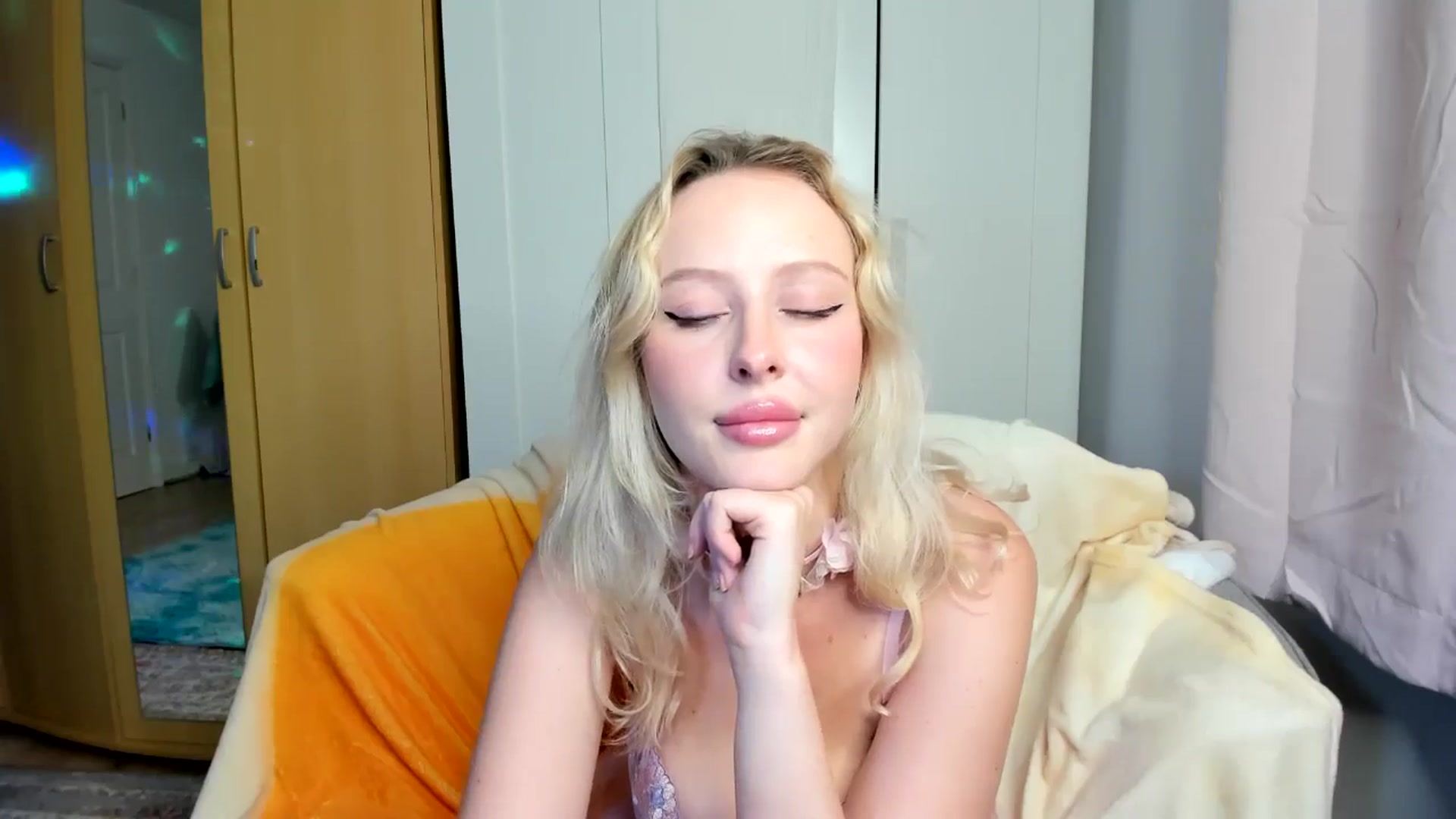 Gallery image thumbnail from Lamantina's myfreecams stream on, 08/12/2024, 24:01 image 15 of 20