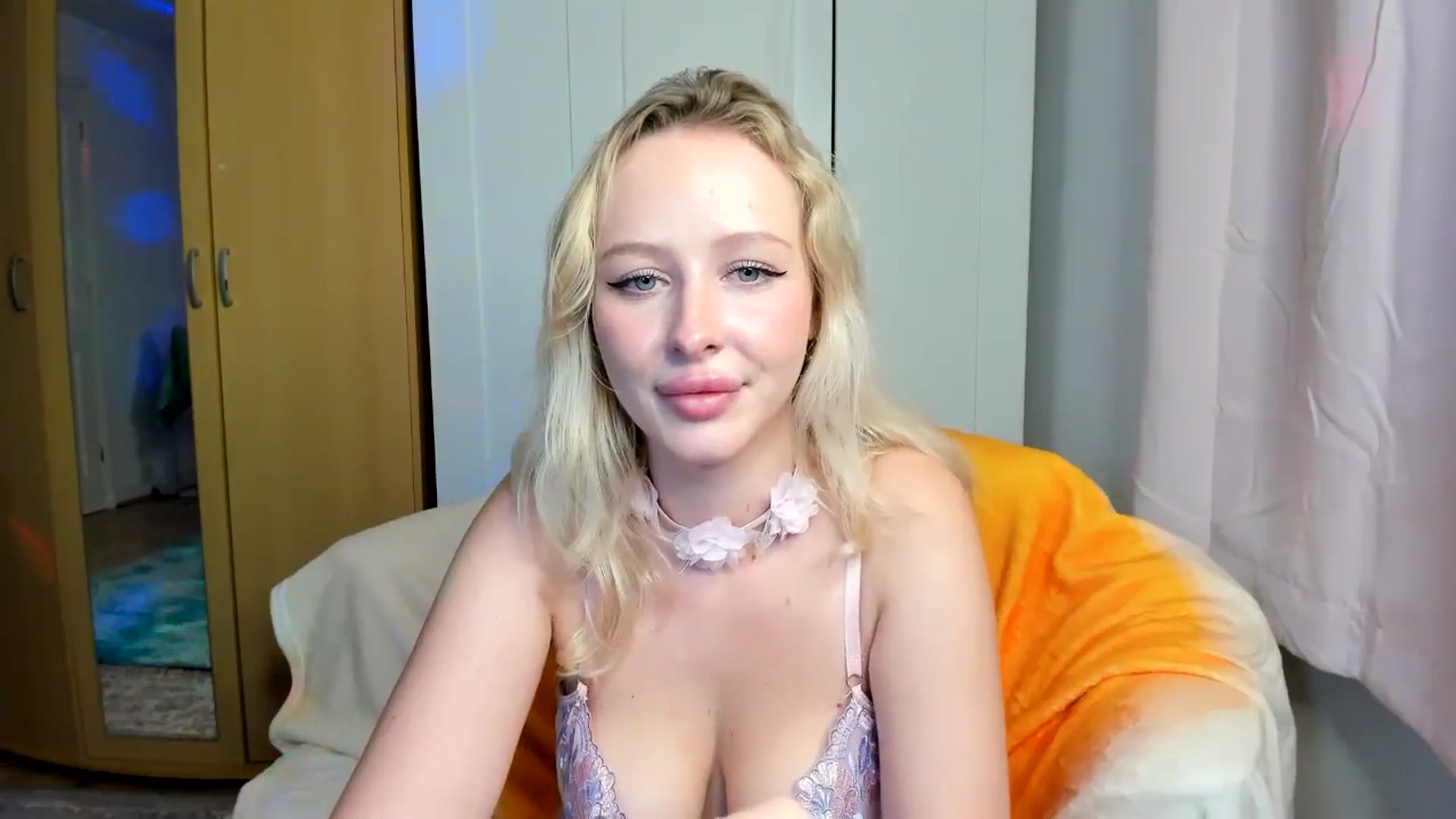 Gallery image thumbnail from Lamantina's myfreecams stream on, 08/12/2024, 03:13 image 17 of 20