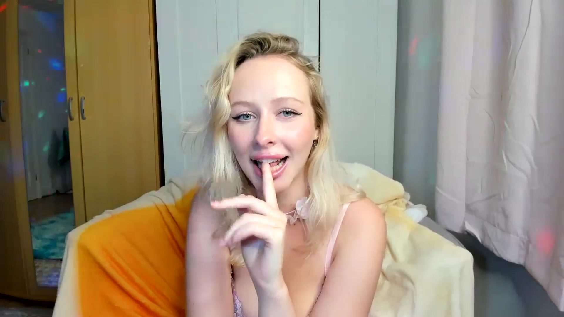 Gallery image thumbnail from Lamantina's myfreecams stream on, 08/12/2024, 03:13 image 4 of 20