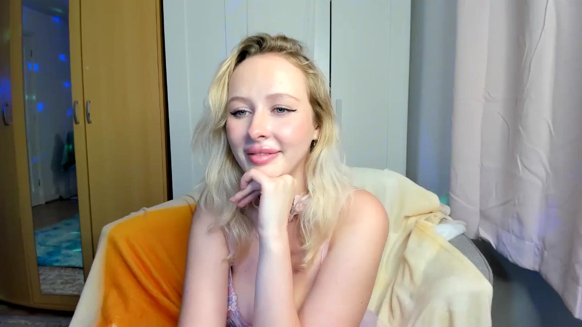 Gallery image thumbnail from Lamantina's myfreecams stream on, 08/12/2024, 03:13 image 7 of 20