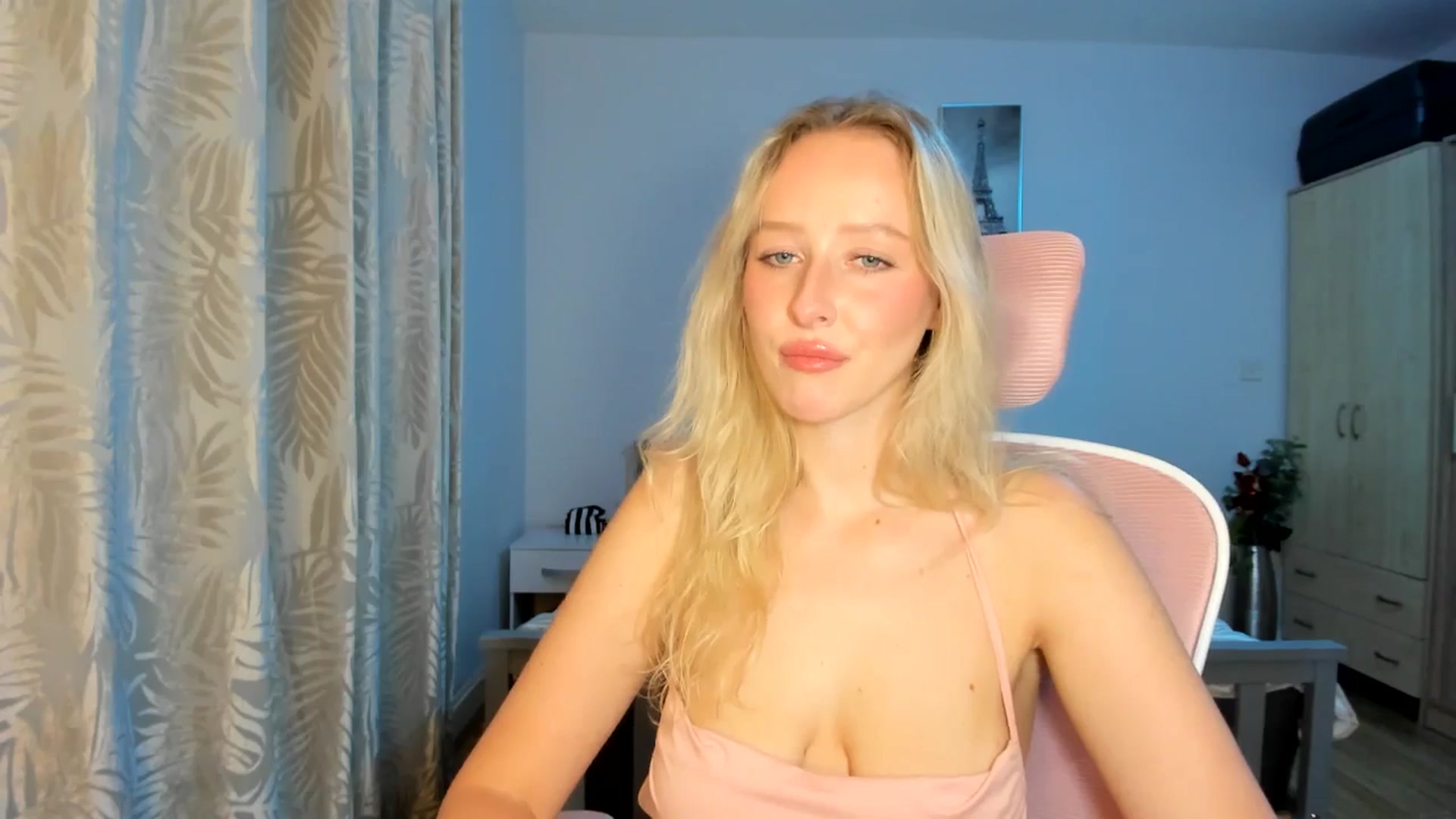 Gallery image thumbnail from Lamantina's myfreecams stream on, 08/10/2025, 24:57 image 15 of 20