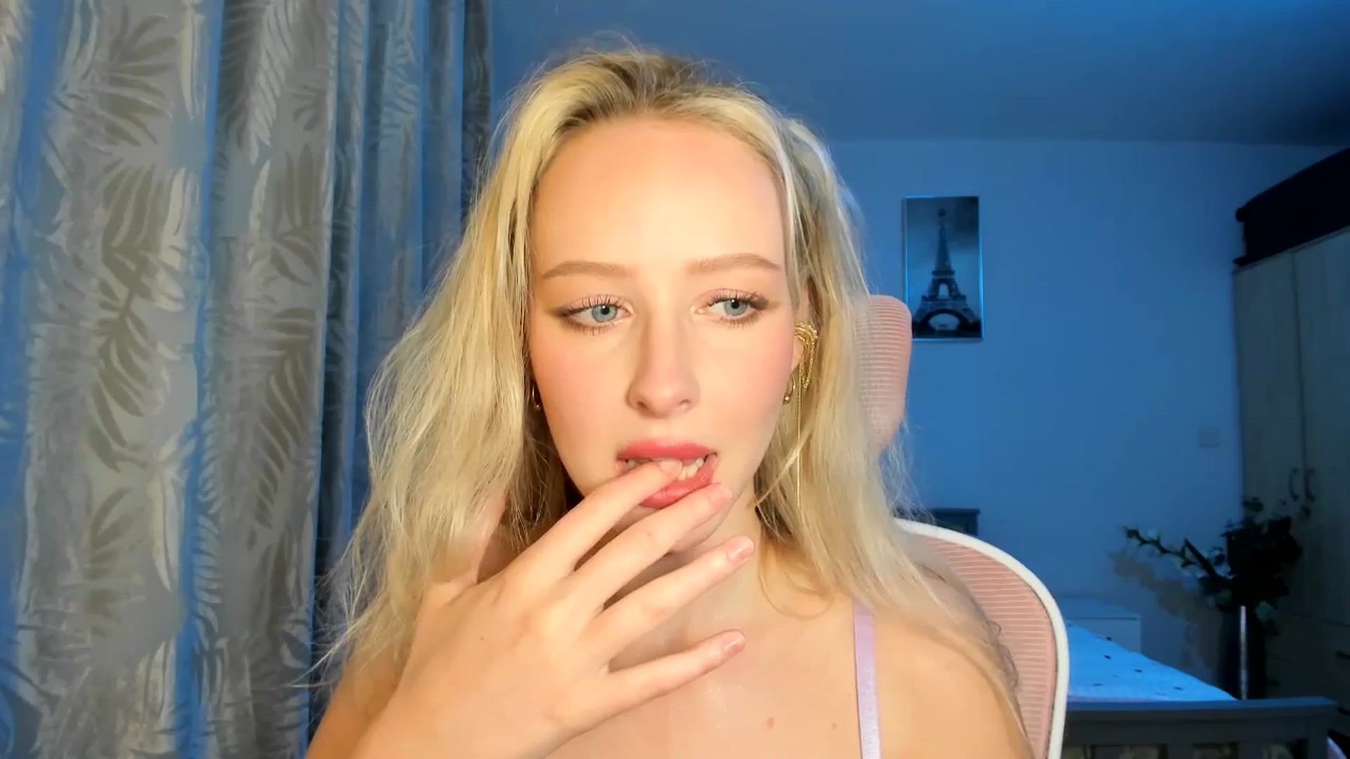 Gallery image thumbnail from Lamantina's myfreecams stream on, 09/15/2025, 22:16 image 7 of 20