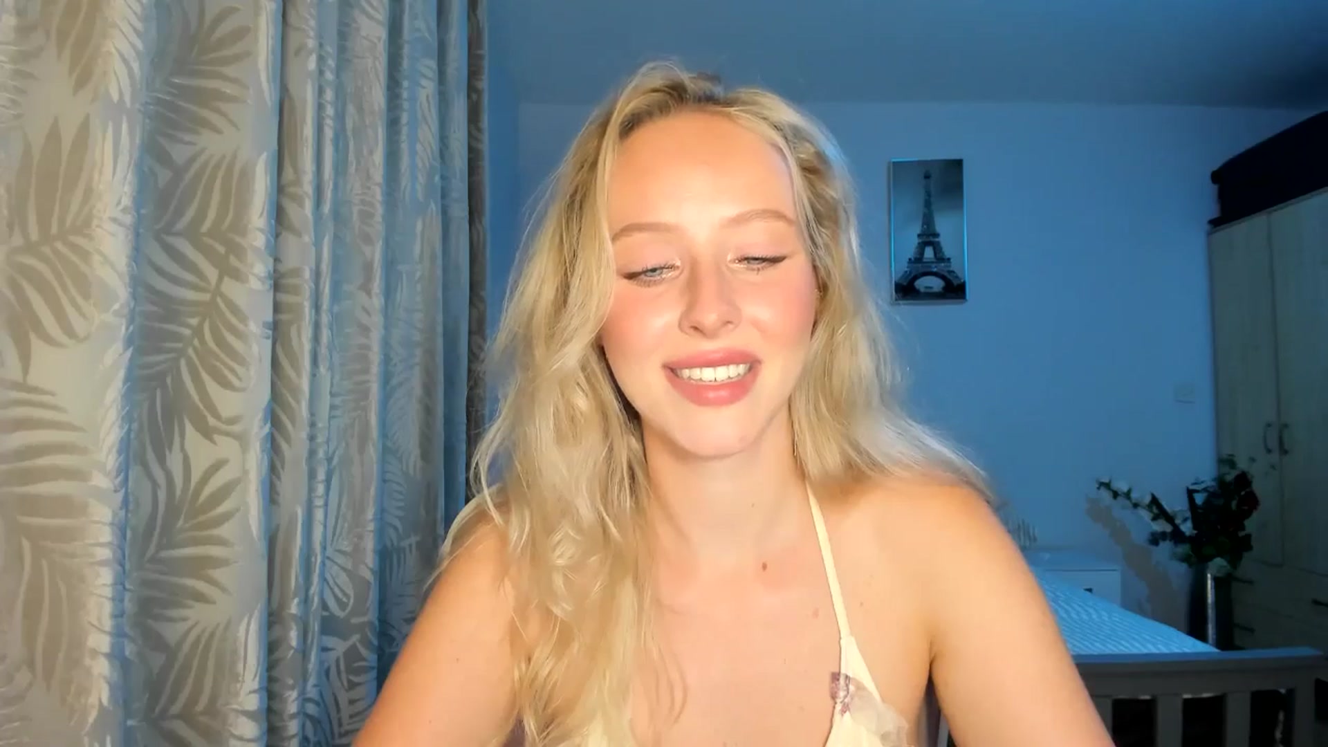 Gallery image thumbnail from Lamantina's myfreecams stream on, 10/04/2025, 24:01 image 6 of 20