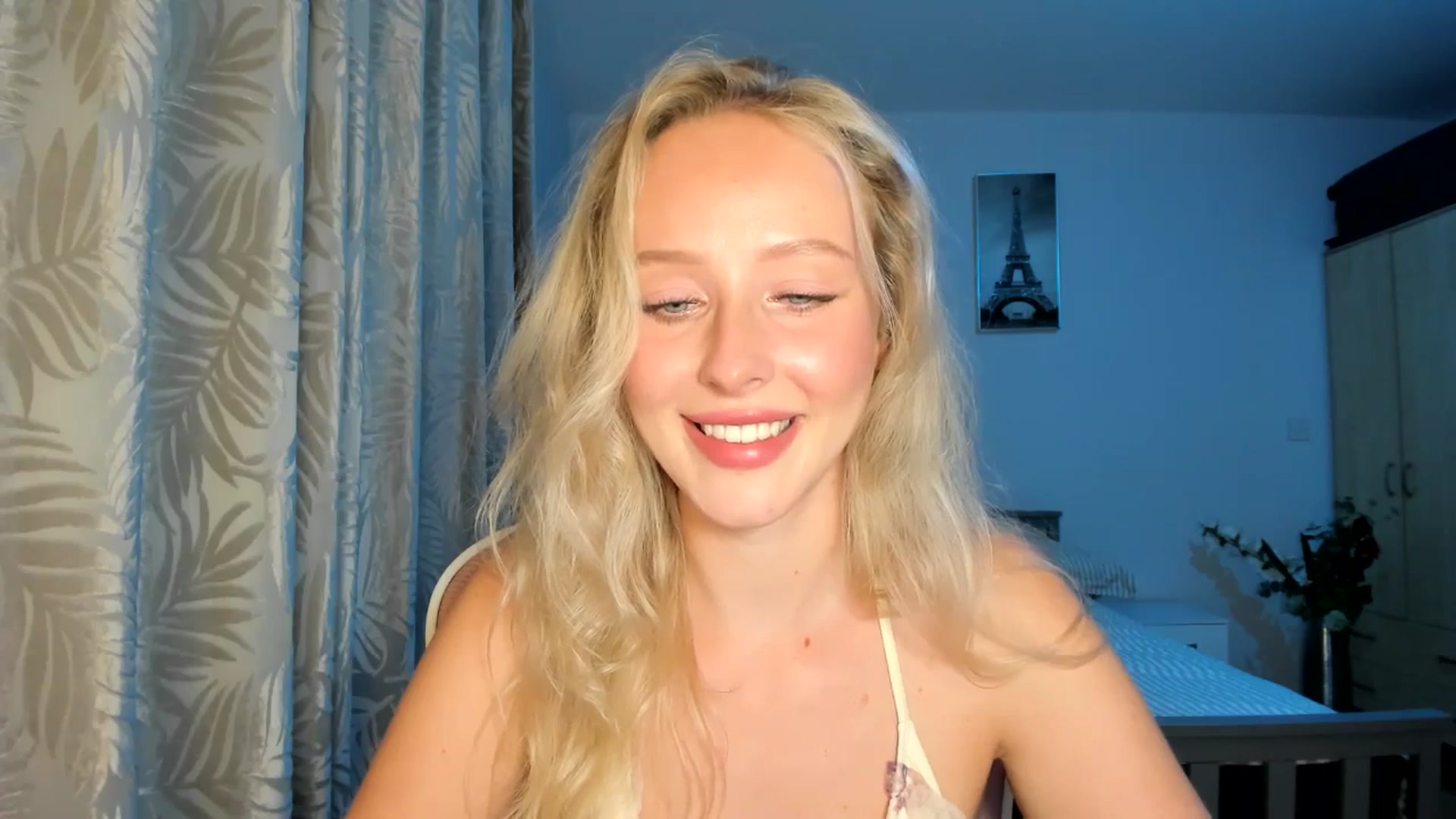 Gallery image thumbnail from Lamantina's myfreecams stream on, 10/04/2025, 24:01 image 10 of 20