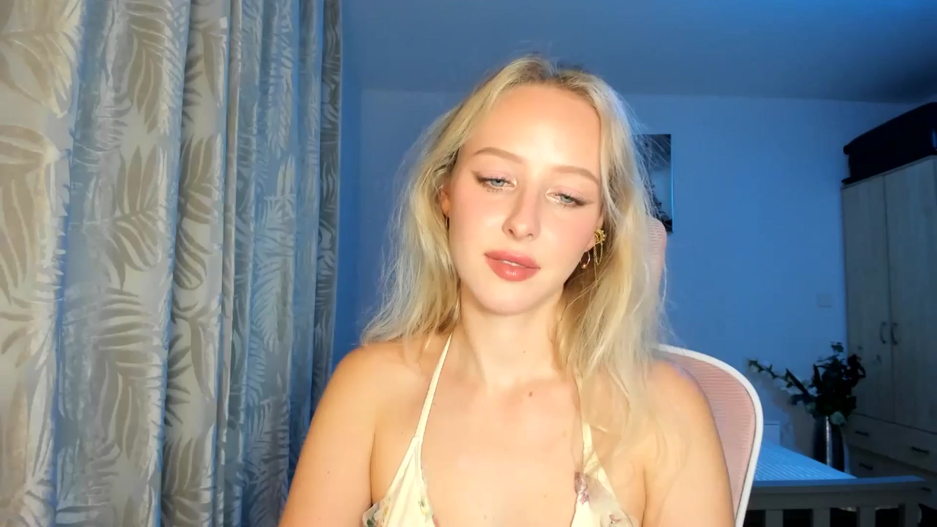 Gallery image thumbnail from Lamantina's myfreecams stream on, 10/06/2025, 23:04 image 13 of 20