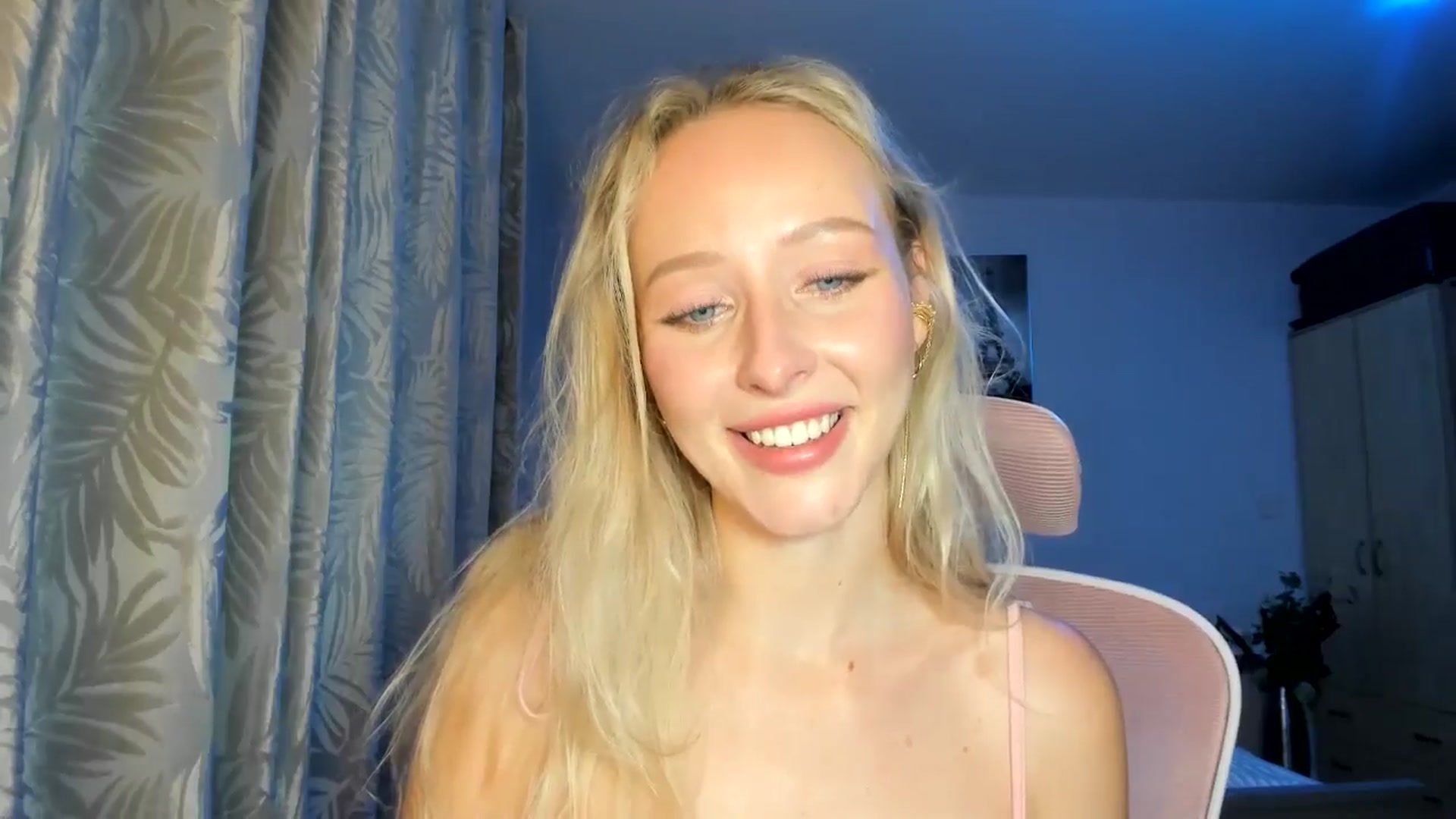 Gallery image thumbnail from Lamantina's myfreecams stream on, 10/08/2025, 23:58 image 12 of 20