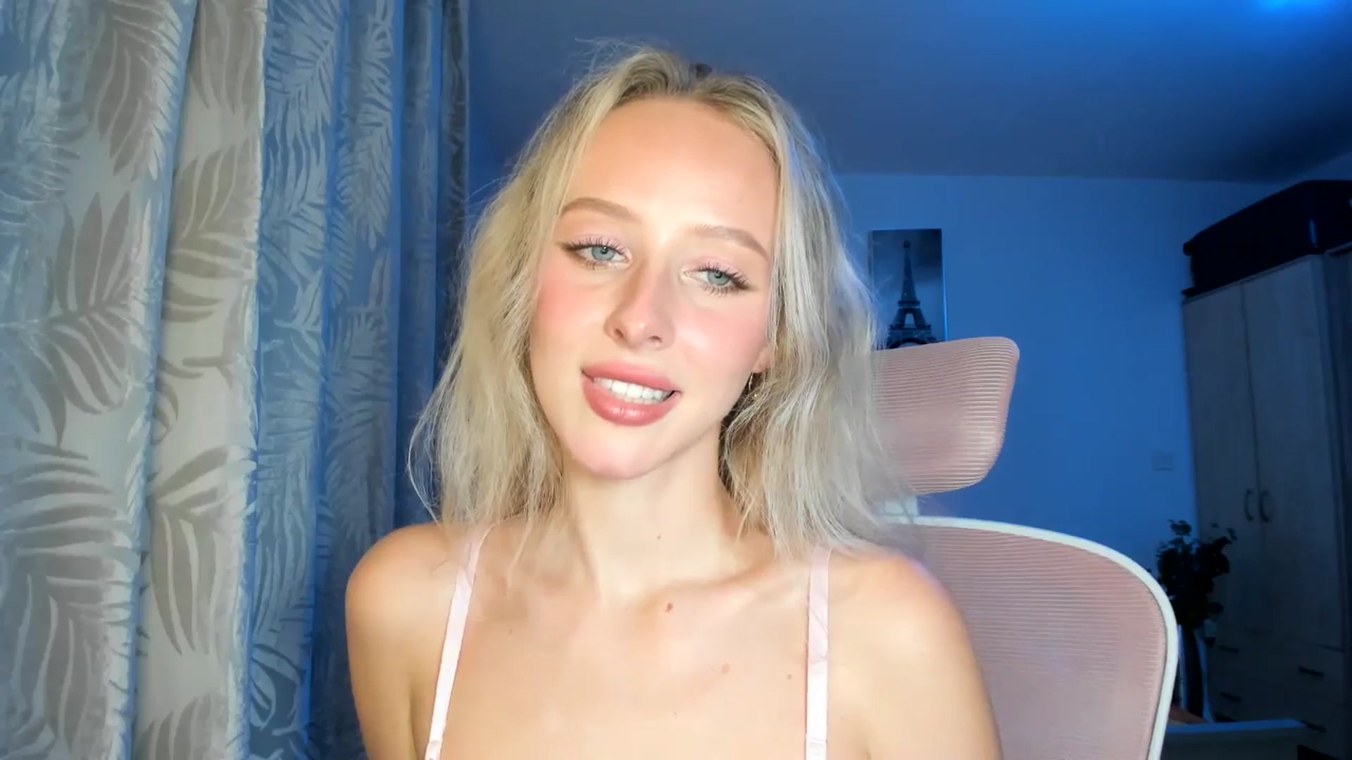 Gallery image thumbnail from Lamantina's myfreecams stream on, 10/15/2025, 24:02 image 19 of 20