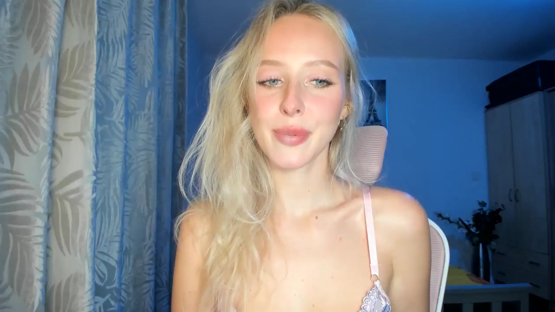 Gallery image thumbnail from Lamantina's myfreecams stream on, 10/15/2025, 24:02 image 6 of 20