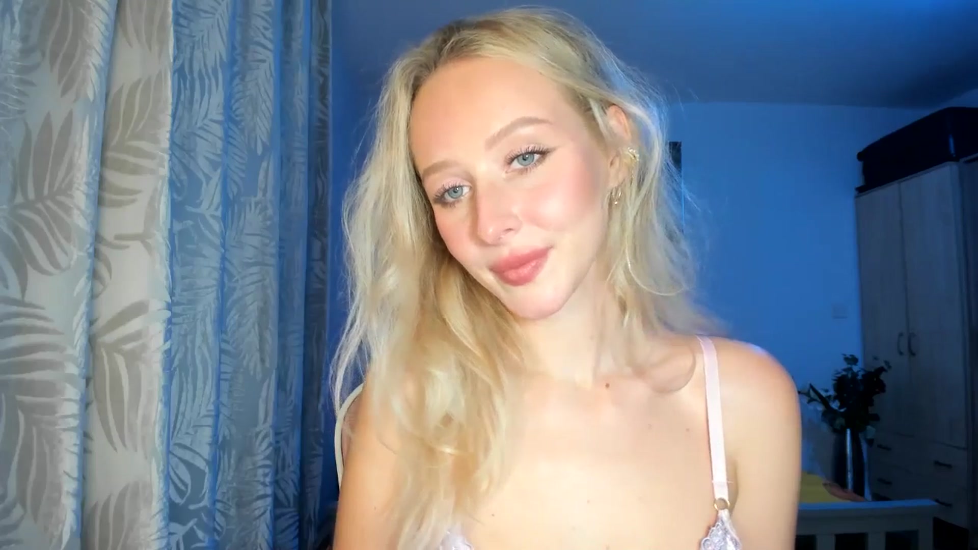 Gallery image thumbnail from Lamantina's myfreecams stream on, 10/15/2025, 24:02 image 8 of 20