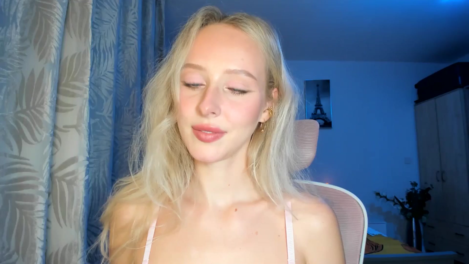 Gallery image thumbnail from Lamantina's myfreecams stream on, 10/15/2025, 24:02 image 1 of 20