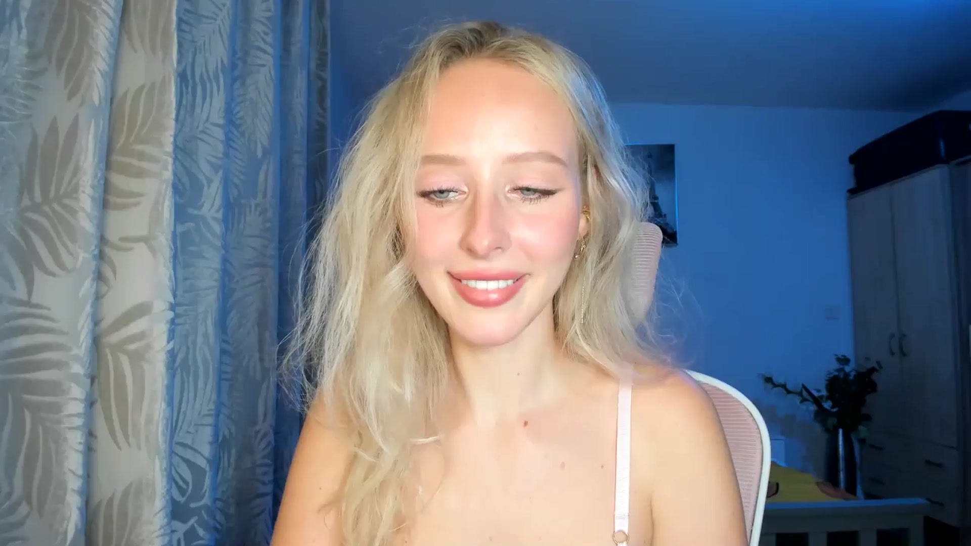 Gallery image thumbnail from Lamantina's myfreecams stream on, 10/15/2025, 24:02 image 11 of 20