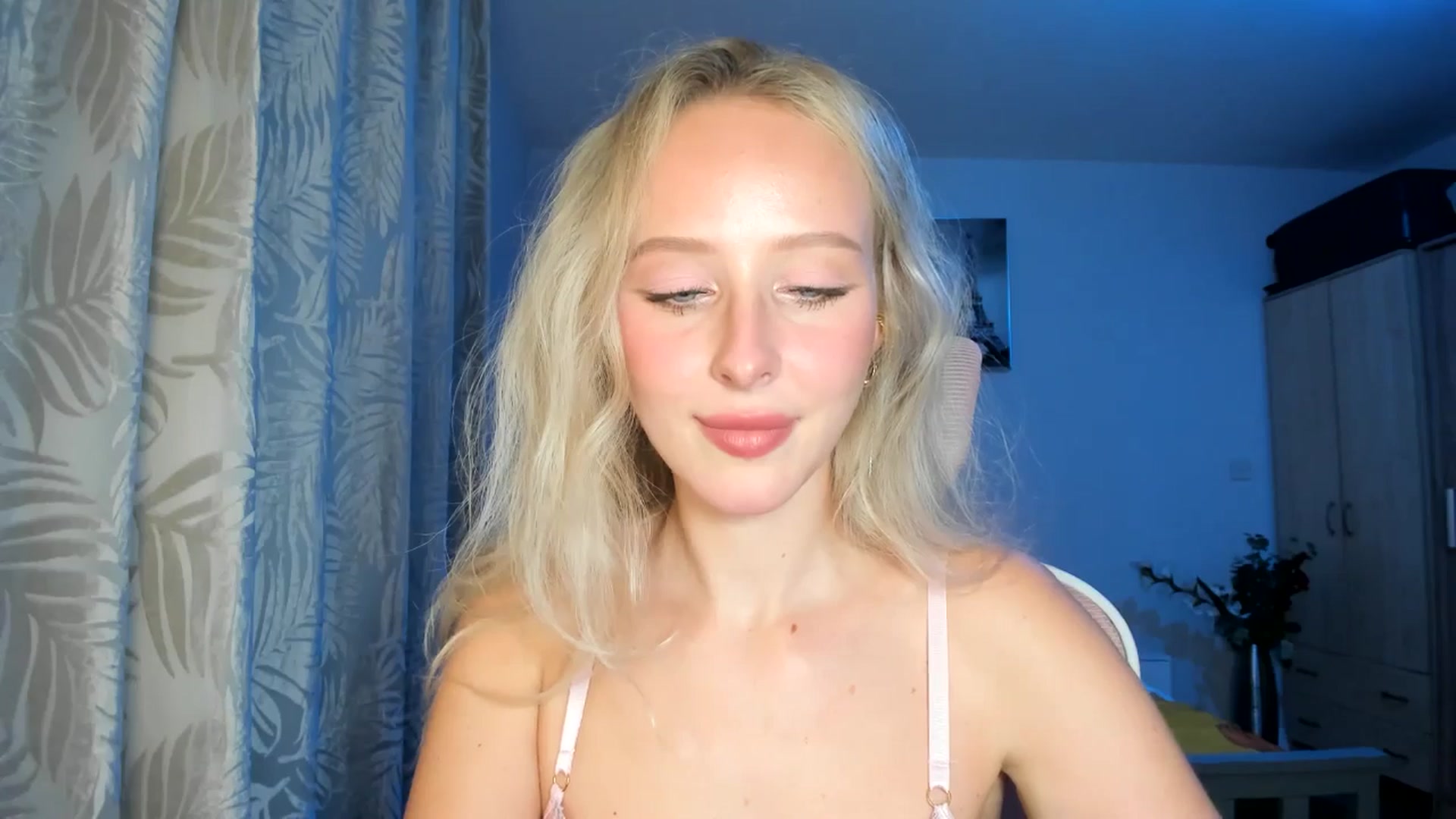 Gallery image thumbnail from Lamantina's myfreecams stream on, 10/15/2025, 24:02 image 12 of 20