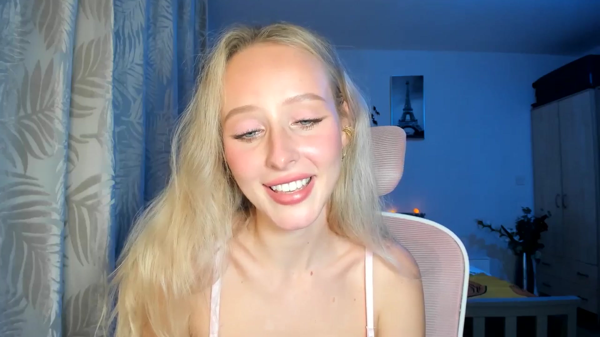 Gallery image thumbnail from Lamantina's myfreecams stream on, 10/15/2025, 24:51 image 9 of 20