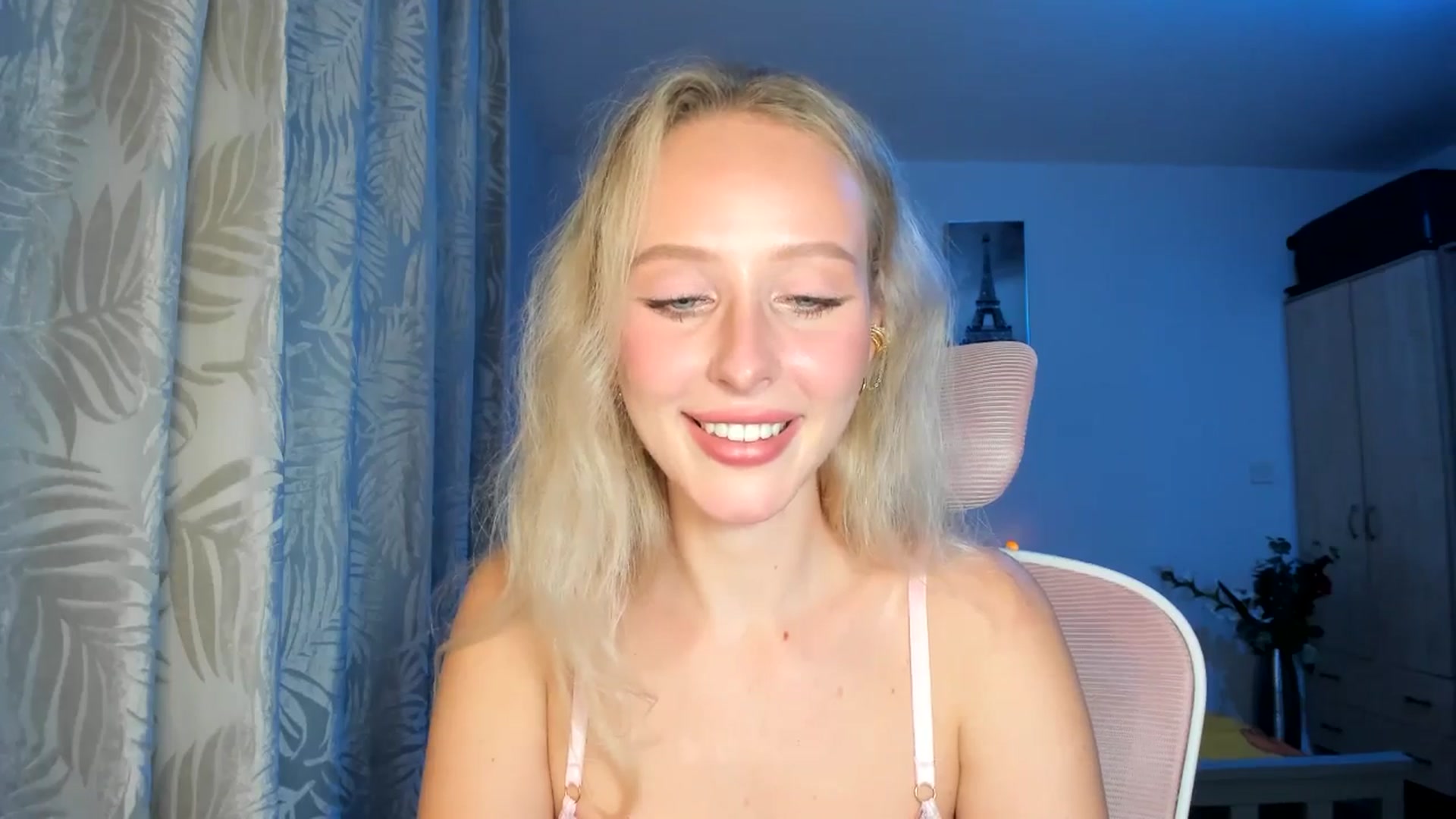 Gallery image thumbnail from Lamantina's myfreecams stream on, 10/15/2025, 24:51 image 6 of 20