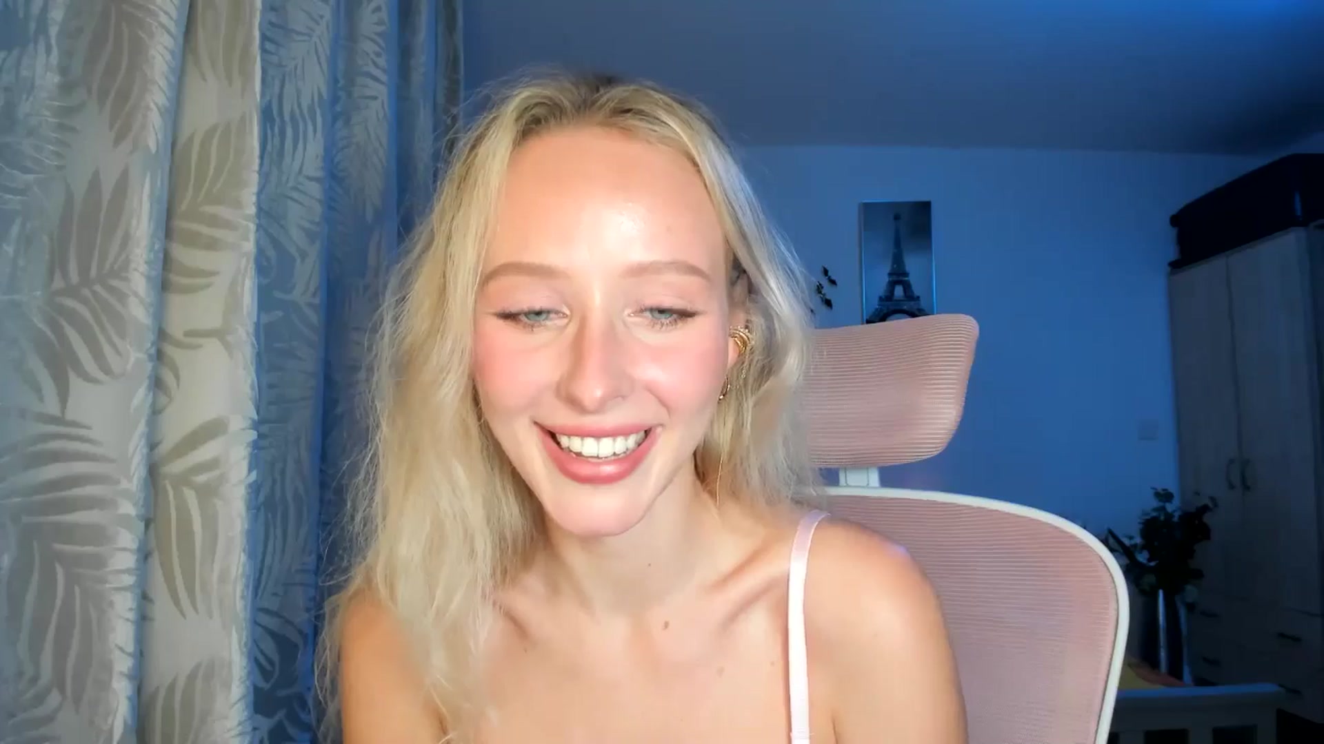 Gallery image thumbnail from Lamantina's myfreecams stream on, 10/15/2025, 24:51 image 5 of 20