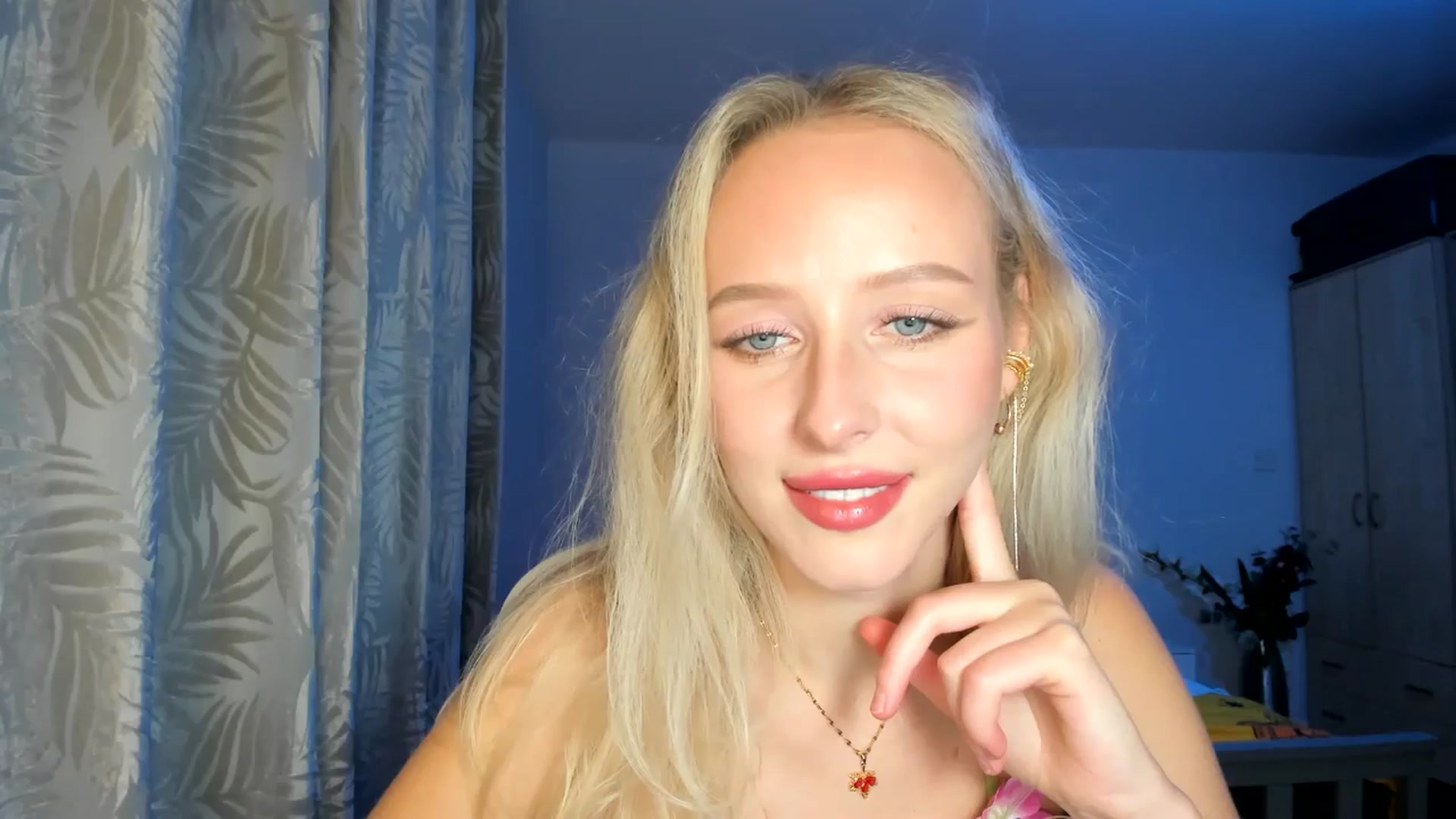 Gallery image thumbnail from Lamantina's myfreecams stream on, 10/16/2025, 21:26 image 6 of 20