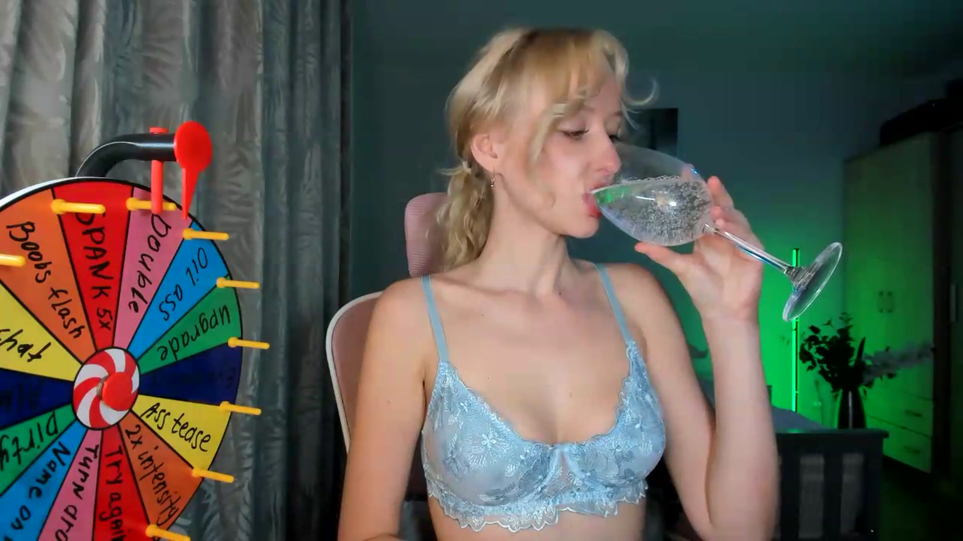 Gallery image thumbnail from Lamantina's myfreecams stream on, 06/01/2026, 24:00 image 17 of 20