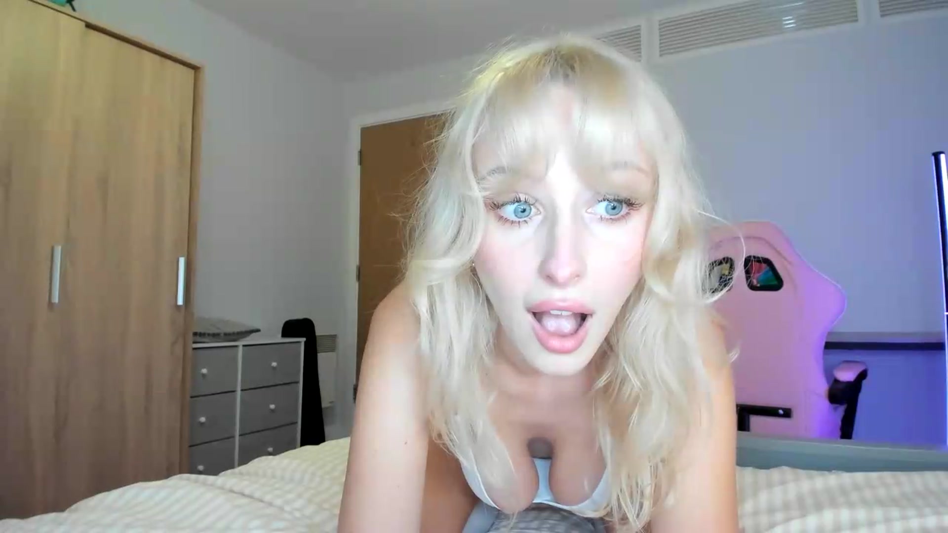 Gallery image thumbnail from Lamantina's myfreecams stream on, 07/27/2026, 22:51 image 6 of 20