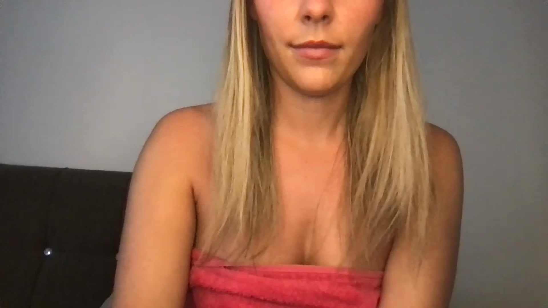 Gallery image thumbnail from LanaBanks1's myfreecams stream on, 05/03/2024, 10:25 image 14 of 20
