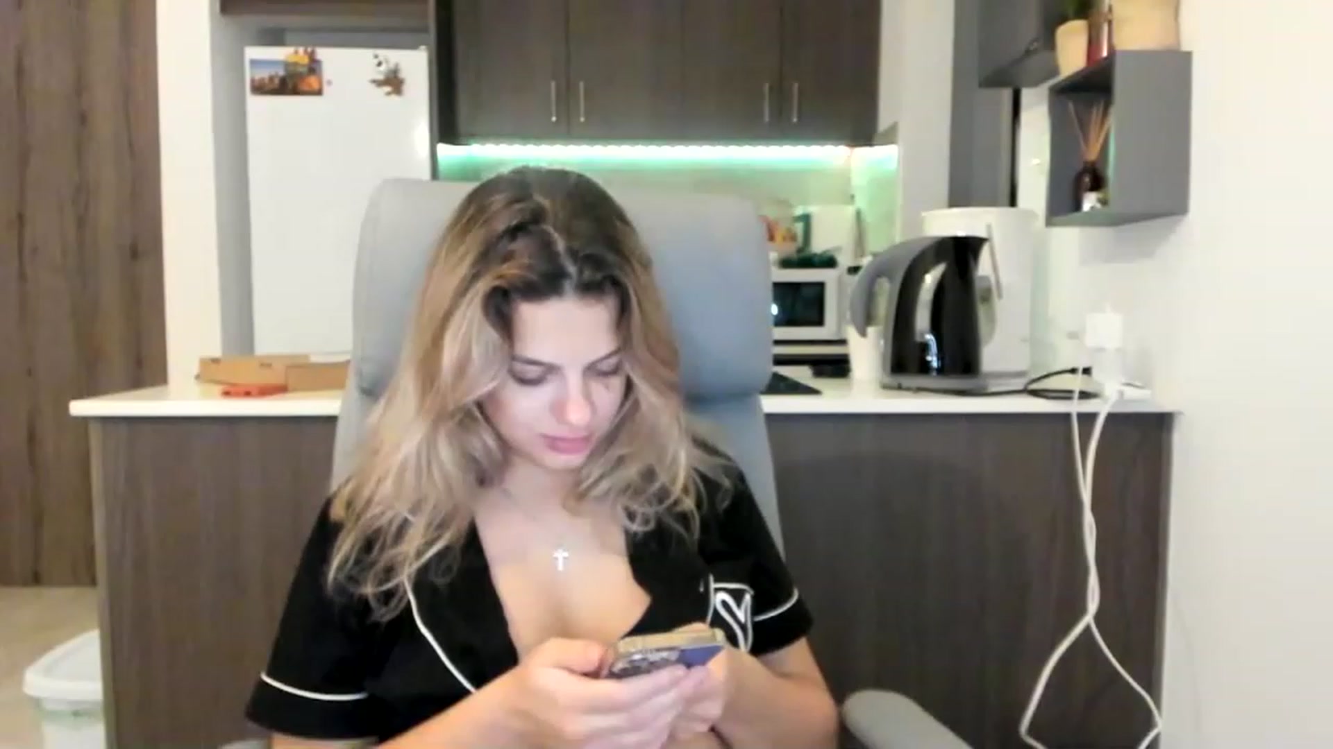 Gallery image thumbnail from LanaDeluxe's myfreecams stream on, 11/15/2022, 01:42 image 7 of 20